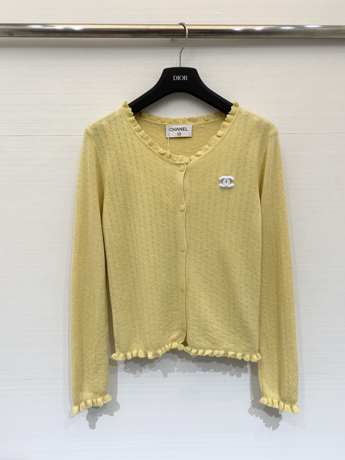 NO:716078,CHANEL 26 early spring new style knitted two-piece set with double C logo pattern decoration on the chest and high-end atmosphere on the upper body three-color SML P,,chanel,19860909CHANEL 26早春新款 针织两件套款 胸前双C logo图案修饰点缀 上身高级氛围感 三色SML P,,chanel,,Women's clothing