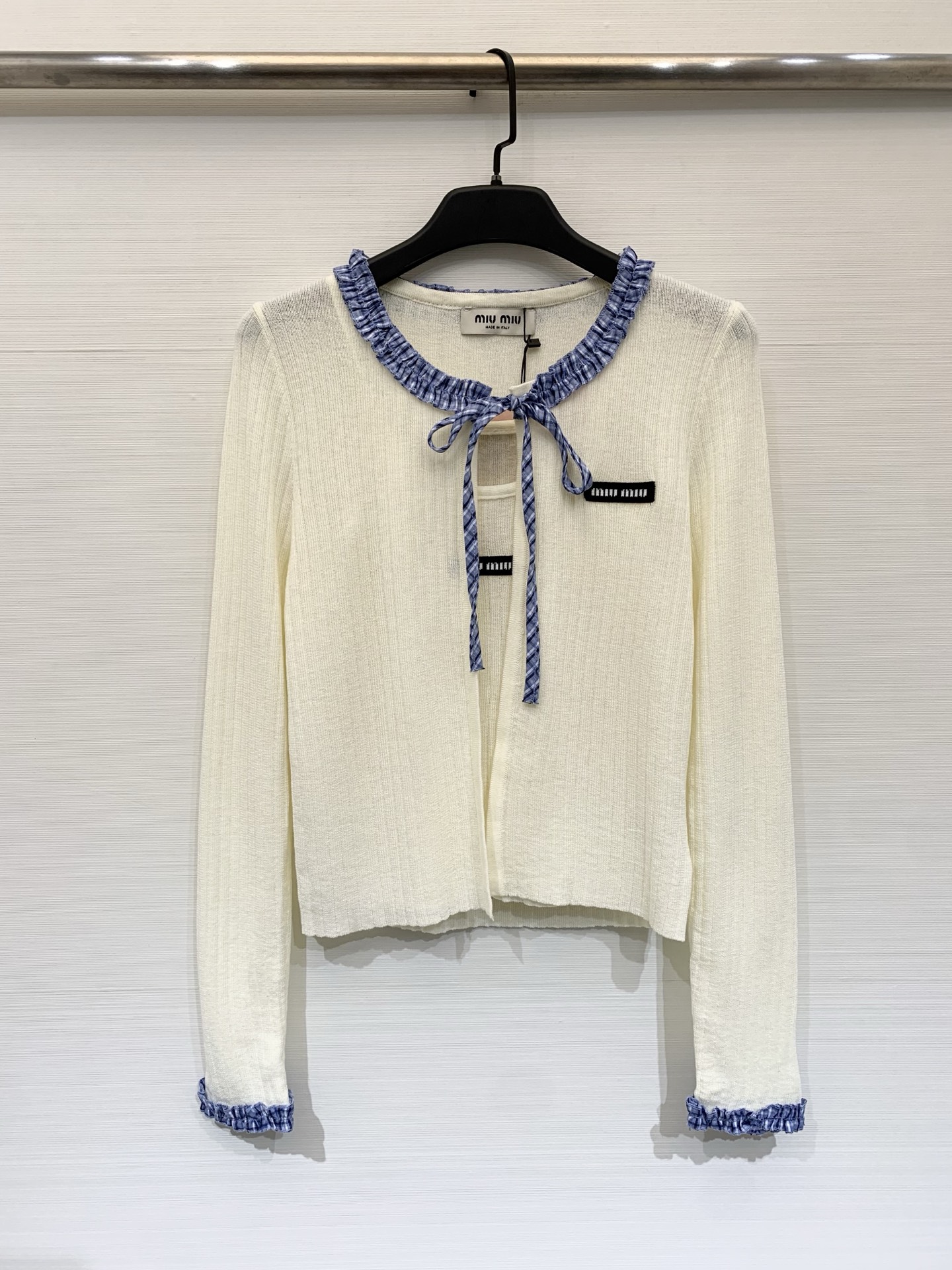 NO:716075,MIUMI* 26 early spring new model Knitted two-piece set Logo pattern decoration and upper body with high-end atmosphere Three-color SML,,miumiu,19860909MIUMI* 26早春新款 针织两件套款 logo图案修饰点缀 上身高级氛围感 三色SML,,miumiu,,Women's clothing