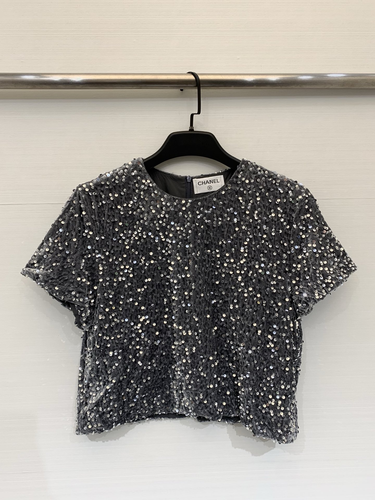 NO:716069,CHANEL 26 new style for early spring. Glitter short-sleeved top. It can be used as a matching style. It is the best equipment for daily dating. It is also great for taking photos. The glitter fabric imported from Korea has a velvet bottom layer. It is not a single-layer thin style. The texture is invincible. The quality of the high-end route is impeccable. The upper body is very popular. Two-color SML, Chanel, T-shirt,19860909CHANEL 26早春新款 闪片短袖上衣 可以做种搭配风格 日常约会它都是最佳装备 拍照更是超级出片 韩国进口的闪片面料 底层是绒感的 不是单层的薄款哦 质感无敌 高定的路线品质 版型无可挑剔 上身爆爱 两色SML,,chanel,T-shirt,,Women's clothing