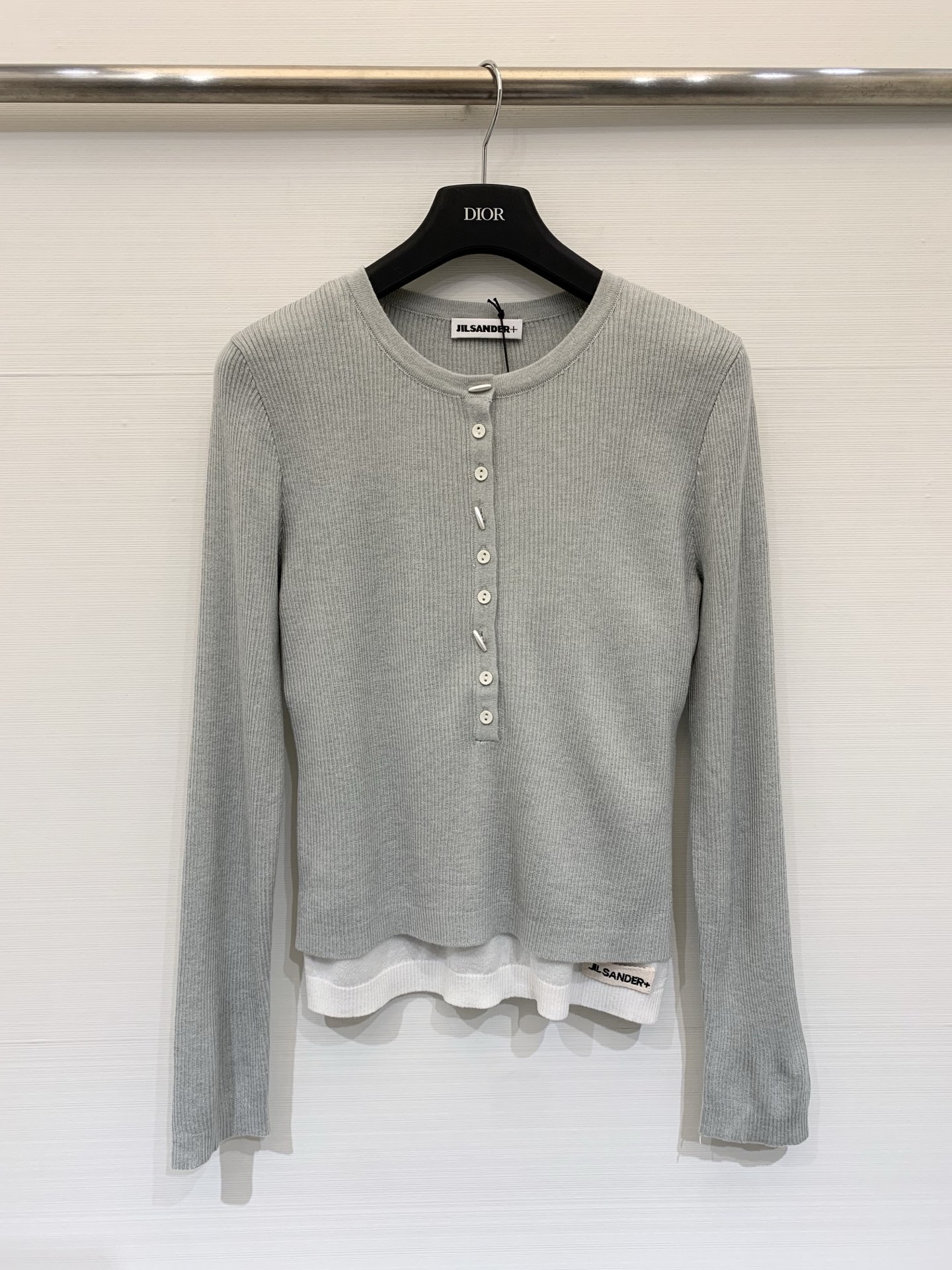 NO:716066,JILSANDER 26 early spring new style fake two-piece knitted top, made of vertical pit strip knitted fabric, with a delicate texture. The hem is spliced ​​with white inner lining, creating a natural layering visual effect, breaking the monotony of the basic style, making the simple shape more breathable. Two-color sml,,jil sander,19860909JILSANDER 26早春新款 假两件针织上衣,采用竖坑条针织面料,自带细腻的肌理感,下摆拼接了白色的内搭式衬边,营造出自然叠穿的视觉效果,打破了基础款的单调感,让简约造型更具呼吸感 两色sml,,jil sander,,Women's clothing