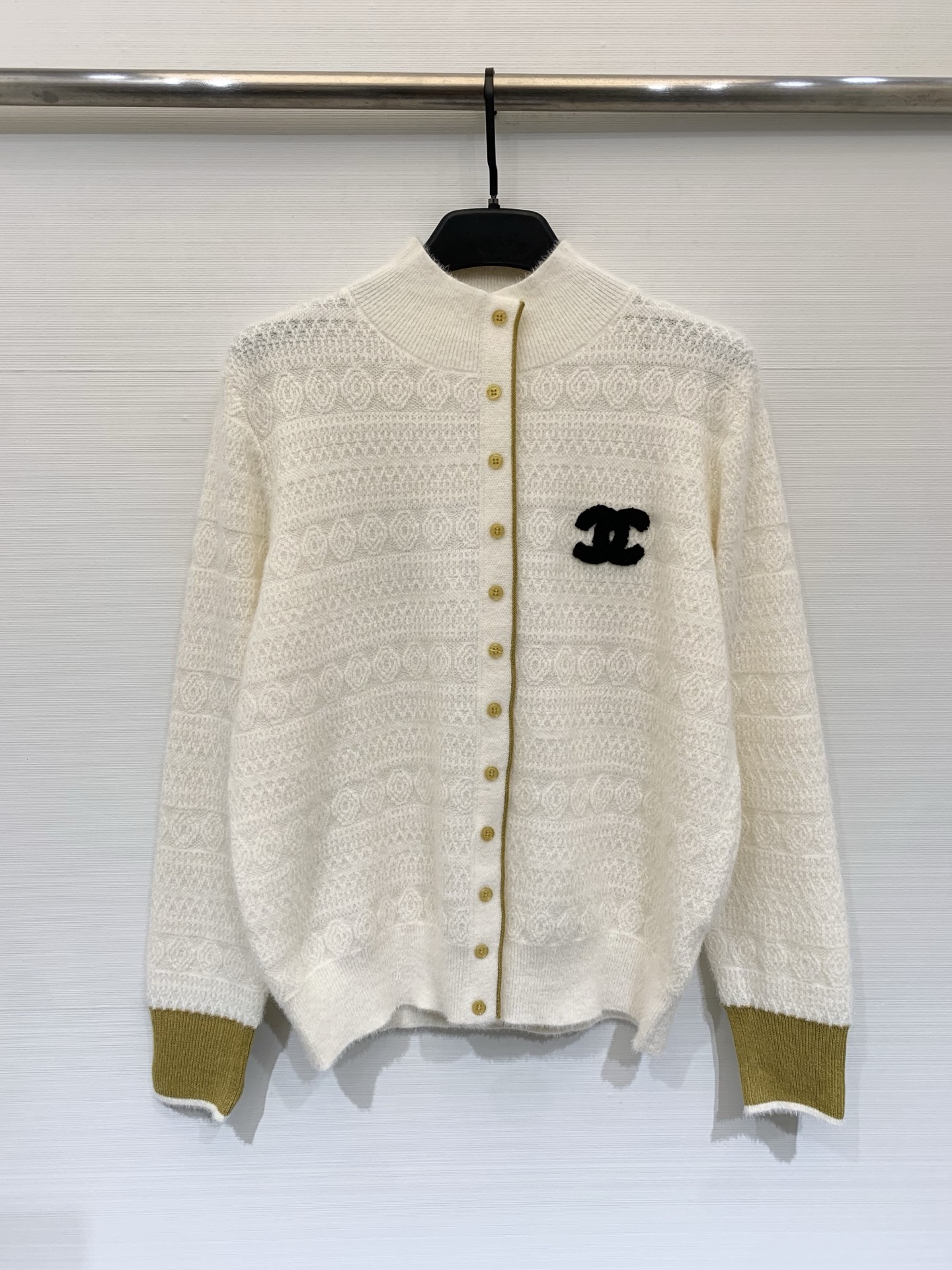 NO:717166,CHANEL 26 early spring series new style French style off-white cashmere knitted cardigan High-end custom tweed fabric Delicate jacquard texture outlines French elegance Classic double C embroidery on the chest Soft and skin-friendly knitted fabric Excellent when worn alone Easy to hold and have a lazy and high-end feel Size number SML,,chanel,19860909CHANEL 26早春系列新款 法式小香风米白羊绒针织开衫 高级定制粗花呢面料 细腻提花肌理勾勒出法式优雅 胸口经典双C刺绣 软糯亲肤的针织面料 单穿内搭都出彩 轻松拿捏慵懒高级感 码数SML,,chanel,,Women's clothing