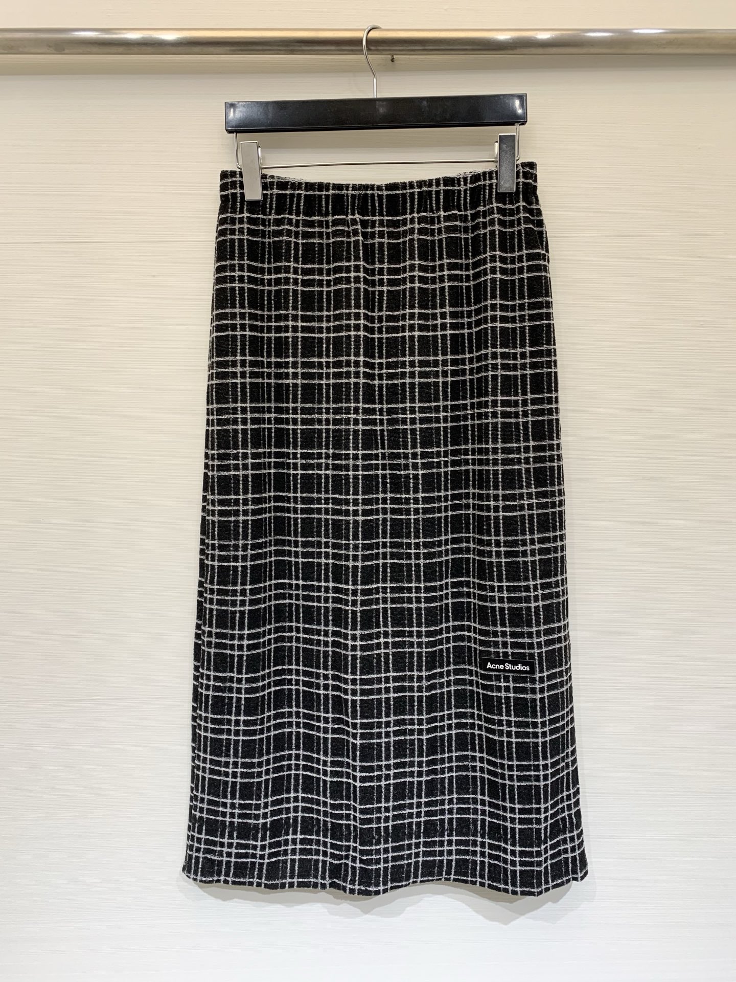 NO:717142,AcneStudios 26 early spring new style plaid skirt, straight mid-length, elastic waist design, highly tolerant to the figure, comfortable for daily wear without tightening the waist, with a delicate texture, the hem is embellished with a small Acne Studios black label, which low-key highlights the brand recognition and enhances the overall sophistication. Size SML,,acne studios,dior,skirts,19860909AcneStudios 26早春新款 格纹半裙,直筒中长款,松紧腰设计,对身材包容度高,日常穿着舒适不勒腰,带有细腻的肌理感,下摆处点缀Acne Studios黑色小标签,低调彰显品牌辨识度,提升整体精致度 码数SML,,acne studios,dior,skirts,,Women's clothing