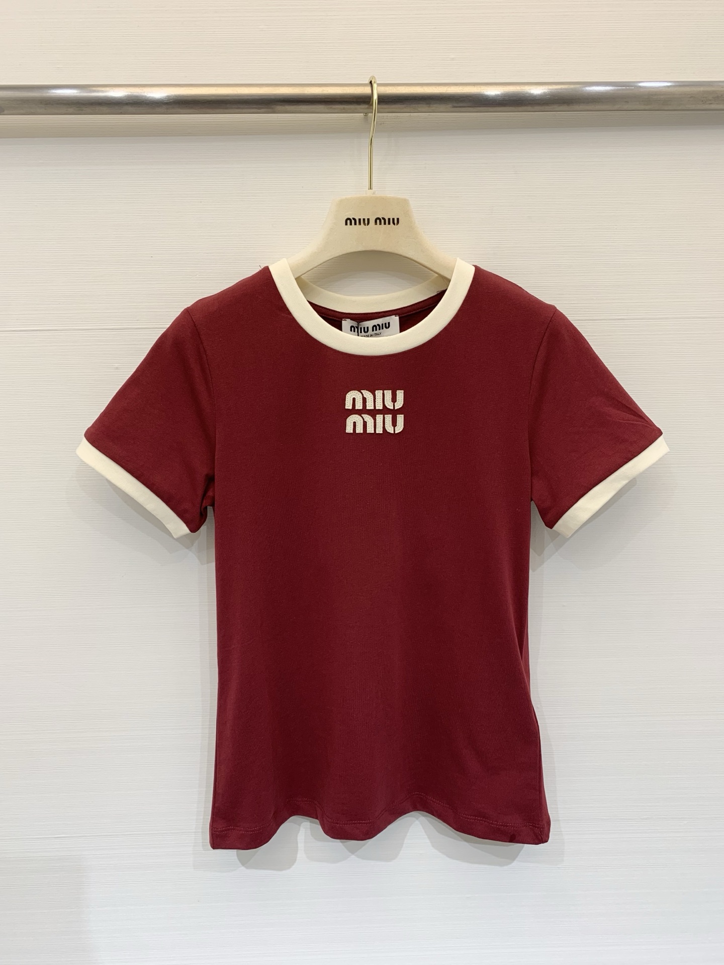 NO:730126,MIUMI* 2026 early spring series burgundy with white trim T-shirt, retro burgundy with white round neck and cuffs, brand logo on the chest, super comfortable to wear in spring and summer ~ loose fit, OK to wear alone or layered, size SML,, miumiu, tees, t-shirt,19860909MIUMI* 2026早春系列 酒红色拼白边T恤,复古酒红配白色圆领和袖口,胸前品牌Logo,春夏穿超舒服~宽松版型,单穿或内搭都 OK 码数SML,,miumiu,tees，t-shirt,,Women's clothing