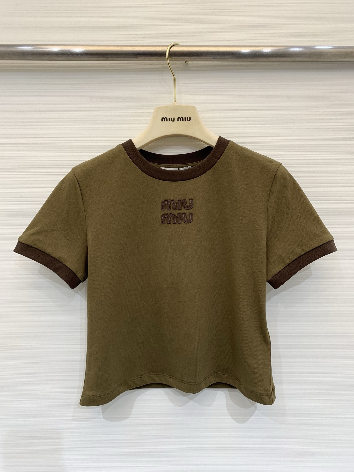 NO:730016,MIUMI* 26 early spring new product olive green color-blocked short-sleeved T-shirt, cotton fabric is soft and comfortable, super friendly for daily wear, dark brown color-blocked trim + chest Logo, retro and fashionable Size SML,,miumiu,T-shirt,tees,t-shirt,19860909MIUMI* 26早春新品 橄榄绿拼色短袖T恤,棉质面料柔软舒适,日常穿着超友好,深棕拼色边饰+胸前 Logo,复古又时髦 码数SML,,miumiu,T-shirt,tees，t-shirt,,Women's clothing
