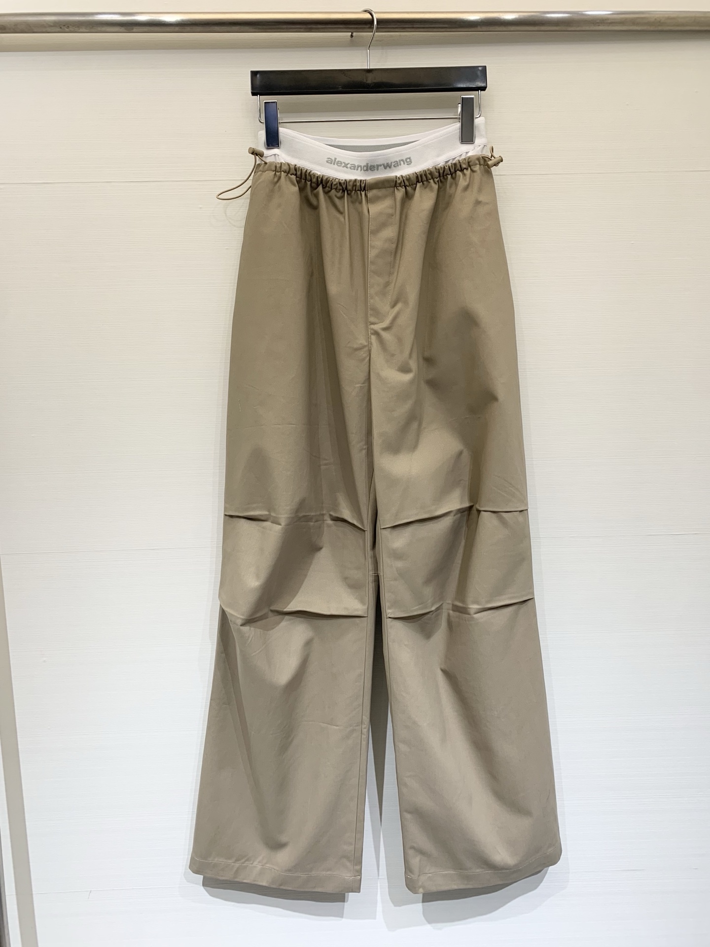 NO:730008,AlexanderWang 26 new early spring product, spliced ​​waist work casual pants, light and breathable, suitable for daily or outdoor use, elastic drawstring design at the waist, full layering of the spliced ​​trouser legs, super stylish retro workwear style, two-color SML,,19860909AlexanderWang 26早春新品 拼接腰头工装休闲裤,轻便透气,日常或户外都很适合,腰部松紧抽绳设计,裤腿拼接层次感满满,复古工装风超有型 两色SML,,,Women's clothing