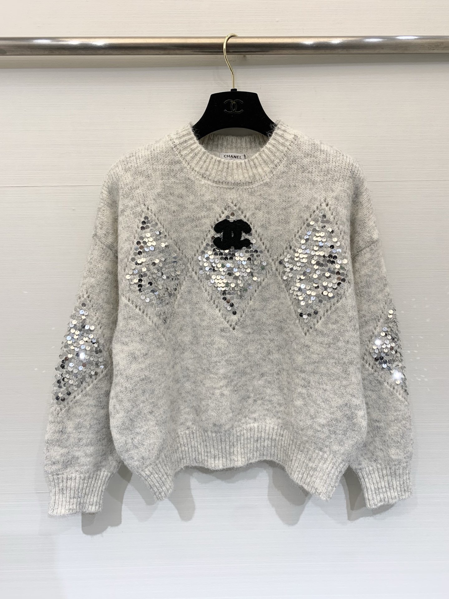 NO:729999,CHANEL 26 early spring series new style sequined rhombus knitted sweater, light gray blended wool fabric, soft and skin-friendly, the rhombus pattern is studded with sequins, as bright as diamonds under the light, the double C embroidery on the chest shows the style, it has an eye-catching effect when worn alone, and the exquisite details can also be revealed when layered with jackets, which directly adds to the autumn and winter atmosphere.19860909CHANEL 26早春系列新款 小香风亮片菱格针织毛衣 浅灰混纺羊毛面料 软糯亲肤 菱格纹上缀满闪片 灯光下碎钻般璀璨 胸口双C刺绣尽显格调 单穿自带吸睛效果 叠穿外套也能露出精致细节 秋冬氛围感直接拉满 码数SML,,chanel,jackets & coats,sweaters,,Women's clothing