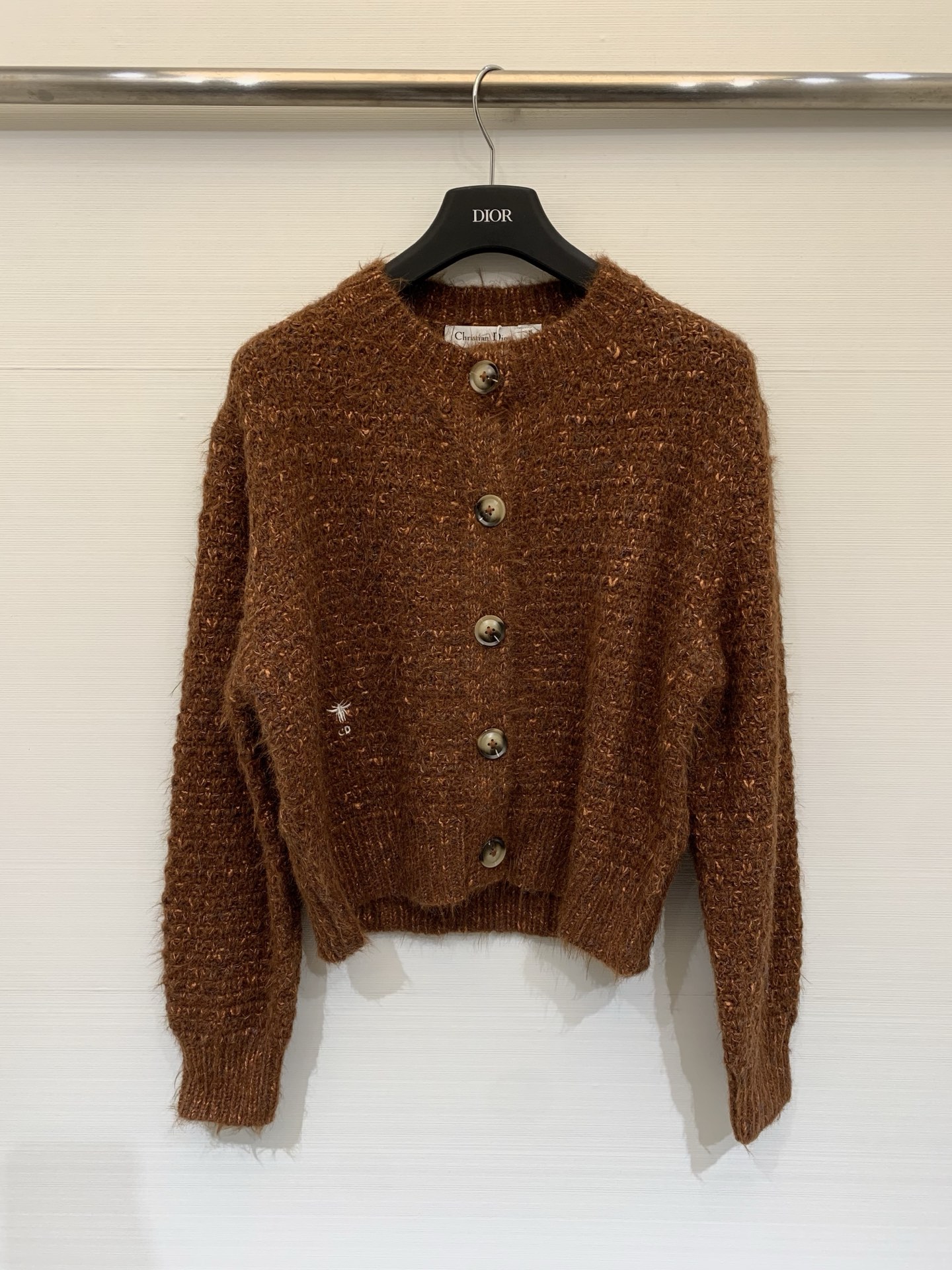 NO:729991,Dior 26 early spring series new style small caramel-colored woolen cardigan. Soft waxy wool blended fabric with a hazy texture. Caramel variegated tones are rich and retro. The round neck single-breasted design is simple and elegant. The short curved hem raises the waistline. Suitable for single wear and inner wear. Unlock French casual autumn and winter dressing style with one click. Code number SML,, dior,19860909Dior 26早春系列新款 小香风焦糖色毛呢开衫 软糯羊毛混纺面料 自带朦胧肌理感 焦糖杂色调浓郁又复古 圆领单排扣设计简约大气 短款弧形下摆拉高腰线 单穿内搭都适配 一键解锁法式随性的秋冬穿搭格调 码数SML,,dior,,Women's clothing