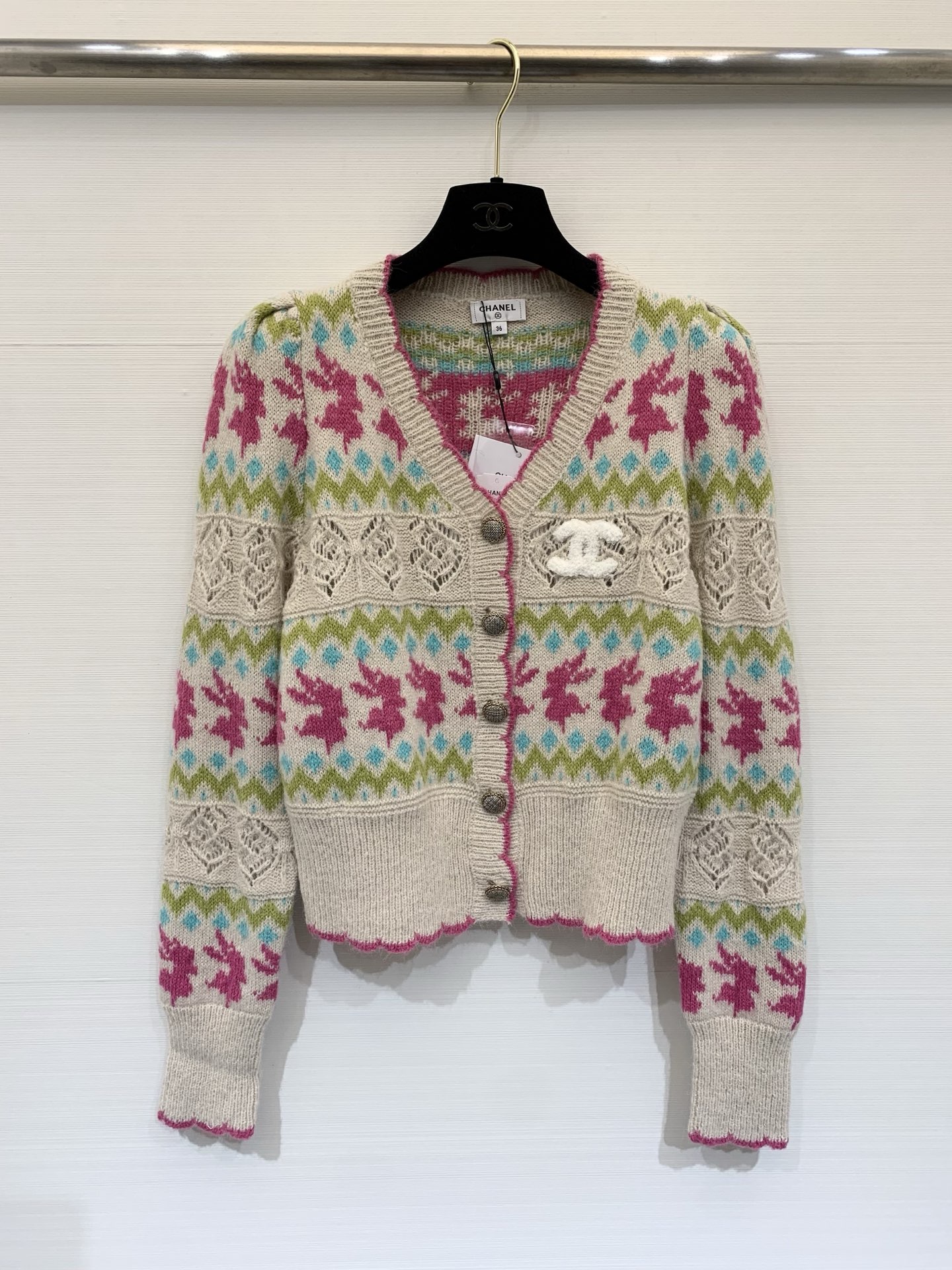 NO:729975,CHANEL 26 early spring series new style small fragrant jacquard knitted cardigan. The classic Fair Isle pattern is intertwined to create a romantic retro tone. The three-dimensional hollow knitting technology is matched with the camellia logo on the chest. The details are full of luxury. The loose short version raises the waistline and is super friendly to all body types. Whether it is for daily outings or date wear, it can easily become the focus of the eyes. Two-color SML,,chanel,19860909CHANEL 26早春系列新款 小香风提花针织开衫 经典费尔岛花纹交织出浪漫的复古腔调 立体的镂空针织工艺搭配胸口的山茶花logo 细节处尽显高奢质感 宽松的短款版型拉高腰线 对各种身材都超友好 无论是日常出街还是约会穿搭 都能轻松成为视觉焦点 两色SML,,chanel,,Women's clothing