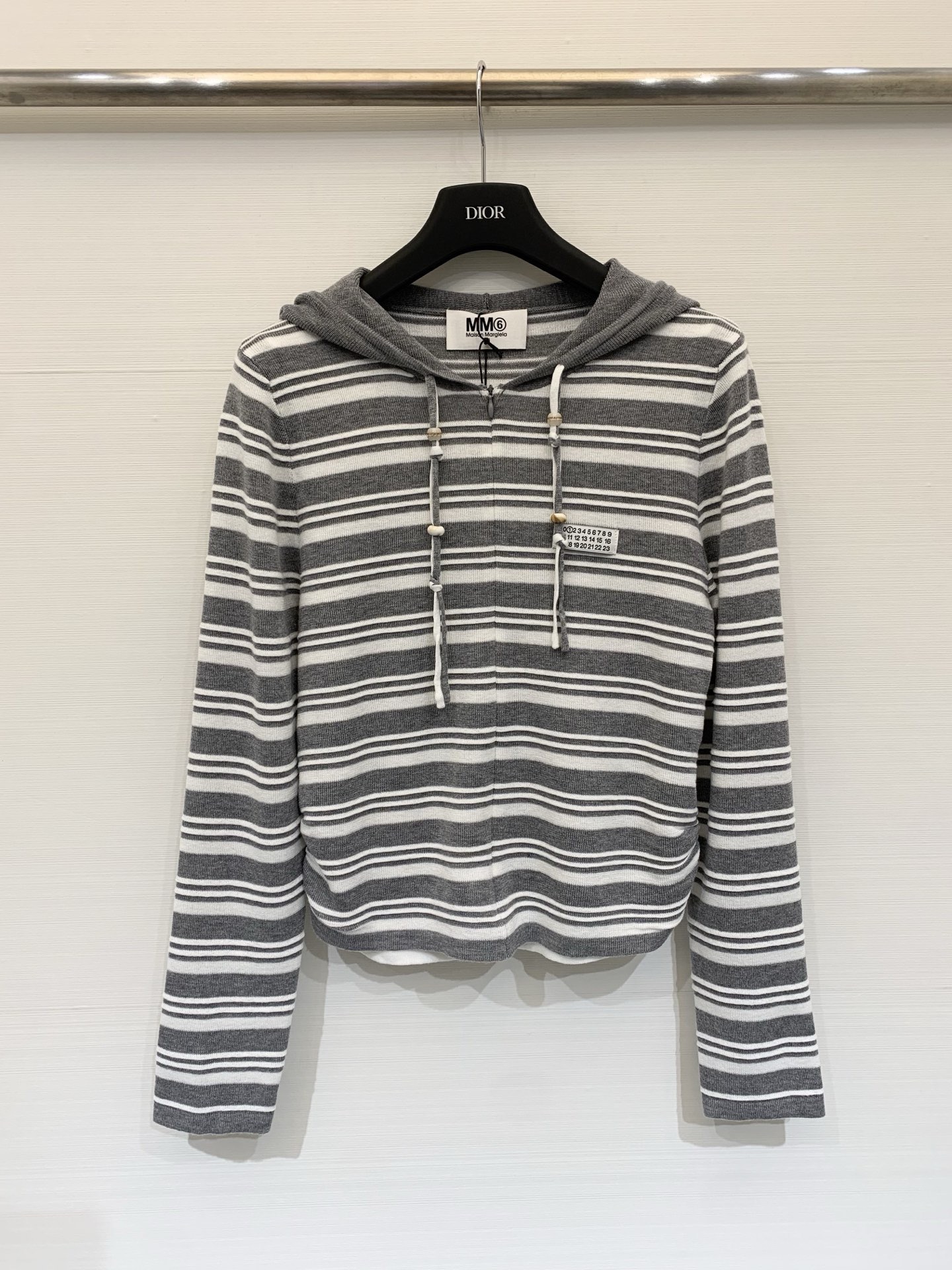 NO:729967,MM6 26 early spring new style fake two-piece striped hooded sweater, vertical pit strip knitted fabric, strong texture and elasticity, both softness and stiffness, full upper body comfort, short cut to raise the waistline, daily paired with jeans and skirts can create a casual and high-end look. Two-color sml, masion margiela, skirts, jeans, hats,19860909MM6 26早春新款 假两件条纹连帽针织衫,竖坑条针织面料,肌理感强且富有弹性,兼具柔软度与挺括感,上身舒适度拉满,短款剪裁拉高腰线,日常搭配牛仔裤、半裙都能打造出随性高级的造型 两色sml,,masion margiela,skirts,jeans,hats,,Women's clothing