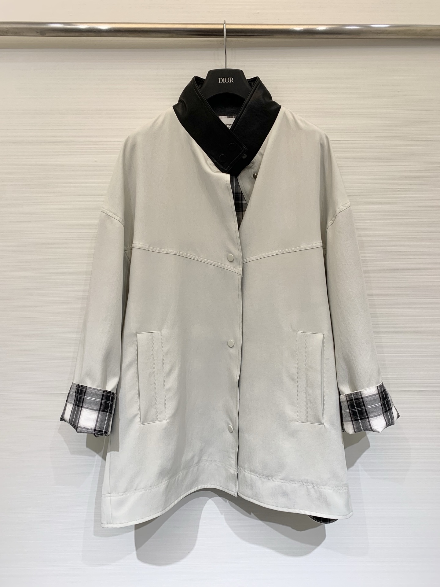 NO:733771,Isabel Marant 26 early spring new style retro mid-length leather collar windbreaker jacket, loose oversize silhouette, with a casual and lazy temperament. The collar is made of black leather splicing, adding a sense of coolness and texture. The black and white plaid lining is exposed at the fold of the cuffs, which becomes a visual highlight and enriches the sense of layering. Size SML, versace, jackets & coats,19860909IsabelMarant 26早春新款 复古中长款拼皮领风衣外套,宽松的oversize廓形,自带随性慵懒的气质,领口采用黑色皮质拼接,增添酷感与质感,袖口翻折处露出黑白格纹内衬,成为视觉亮点,丰富层次感 码数SML,,versace,jackets & coats,,Women's clothing