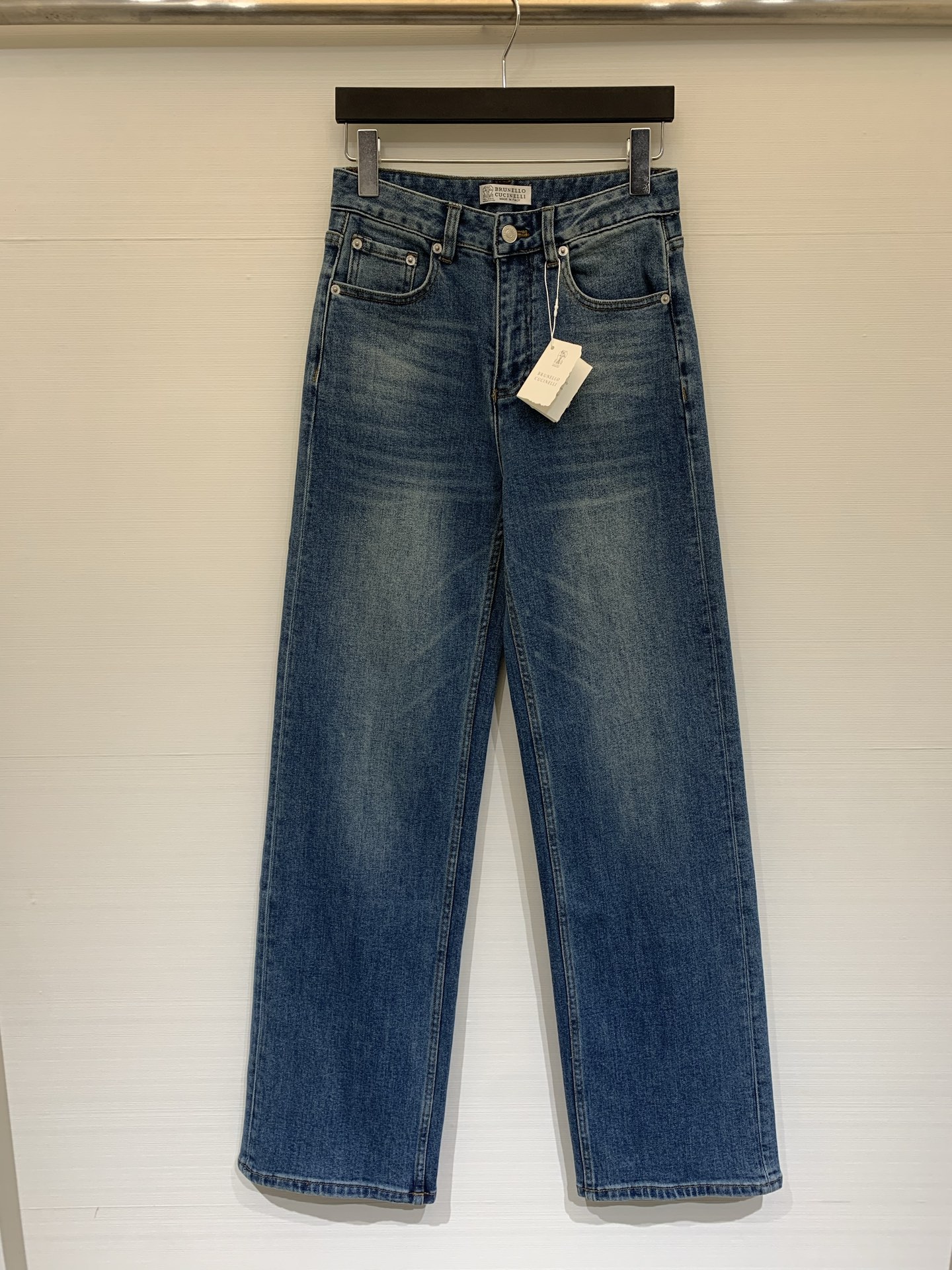 NO:737406,BC 26 early spring new style blue straight denim trousers, made of retro washed denim fabric, the overall high-waisted straight silhouette, which is both comfortable and slimming. The leather brand logo is embellished on the back waist. The high-waist cut raises the waistline. The straight legs modify the leg line. Size SML,,19860909BC 26早春新款 蓝色直筒牛仔长裤,采用复古水洗的丹宁面料,整体为高腰直筒廓形,兼具舒适度与显瘦效果,后腰处的皮质品牌标点缀,高腰剪裁拉高腰线,直筒裤腿修饰腿部线条 码数SML,,,Women's clothing