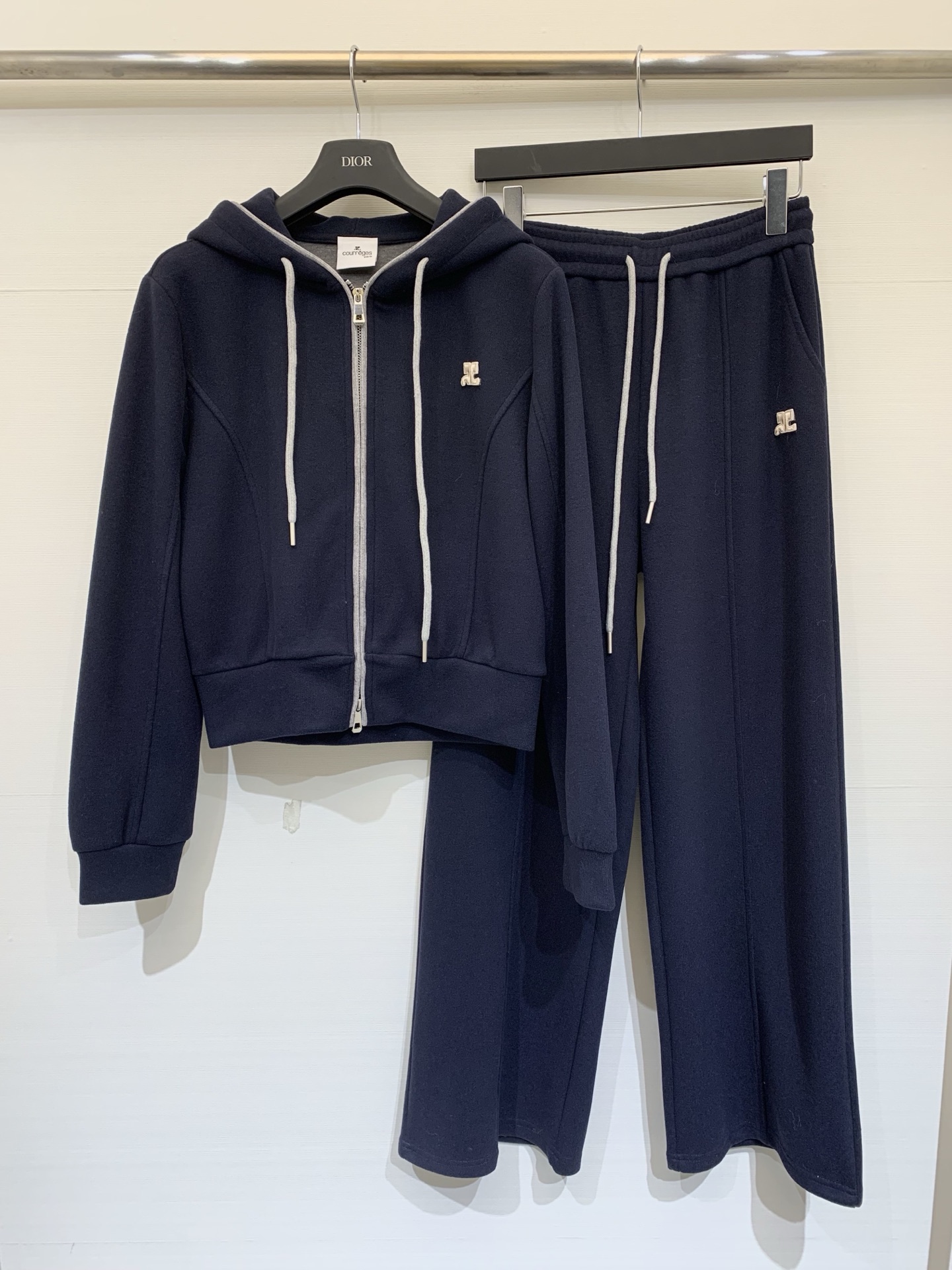 NO:733774,Courreges 26 new early spring hooded cardigan sweatshirt suit, short cut to raise the waistline, modify the body proportions, hood with contrasting drawstring, metal zipper opening and closing, logo logo on the chest, simple and recognizable, wide-leg version is loose and comfortable, the whole set can be combined to create a casual look, it can also be separated and combined with other items, suitable for daily outings, casual commuting and other scenarios. Two-color SML, hoodie, sweatshirts, hats,19860909Courreges 26早春新款 连帽开衫卫衣套装,短款剪裁拉高腰线,修饰身材比例,连帽配撞色抽绳,金属拉链开合,胸前点缀Logo标识,简约又具辨识度,阔腿版型宽松舒适,整套搭配打造随性造型,也可拆分与其他单品组合,适配日常出街、休闲通勤等多种场景 两色SML,,hoodie,sweatshirts,hats,,Women's clothing