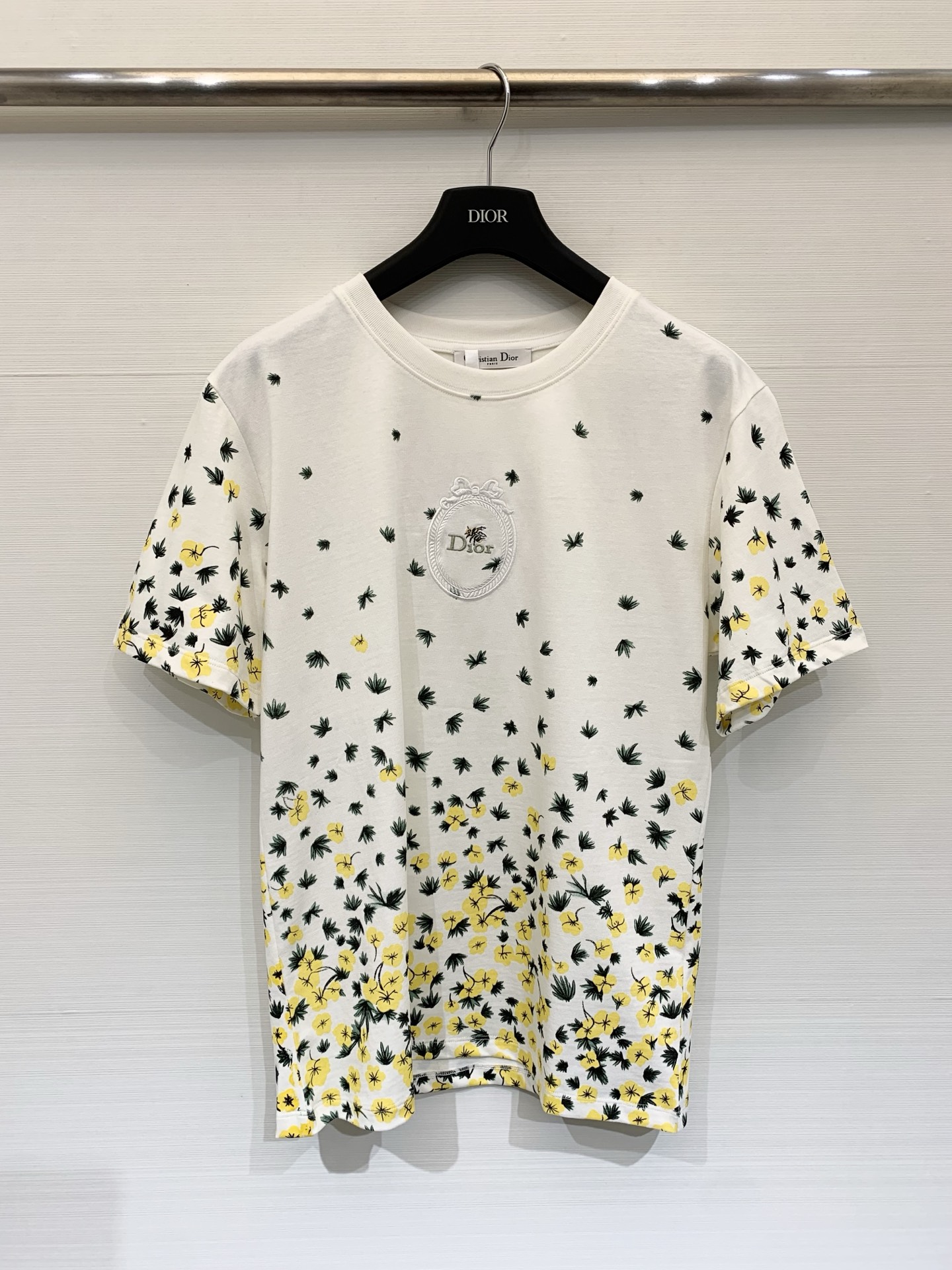 NO:733754,Dior 26 new early spring green leaf flower all-over printed T-shirt, pure cotton fabric, loose fit, full of high-end colors and sizes, SML, dior, tees, t-shirt,19860909Dior 26早春新款 绿叶小花全身印花T恤,纯棉面料,宽松版型,花色高级感满满 码数SML,,dior,tees，t-shirt,,Women's clothing