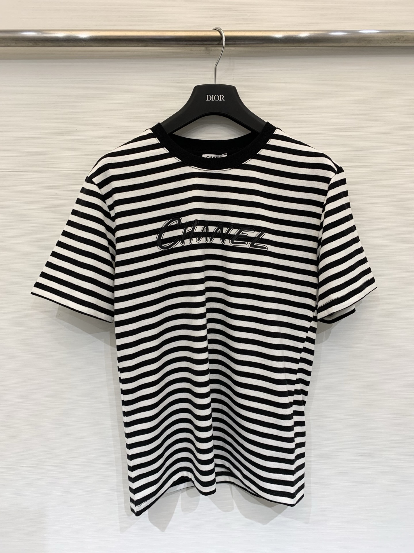 NO:733751,CHANEL 26 early spring new style T-shirt with contrasting collar, stripes and printed letters, pure cotton fabric, loose fit, high-end upper body, size SML P,,chanel,tees,t-shirt,19860909CHANEL 26早春新款 撞色领条纹印花字母T恤,纯棉面料,宽松版型,上身高级感满满 码数SML P,,chanel,tees，t-shirt,,Women's clothing