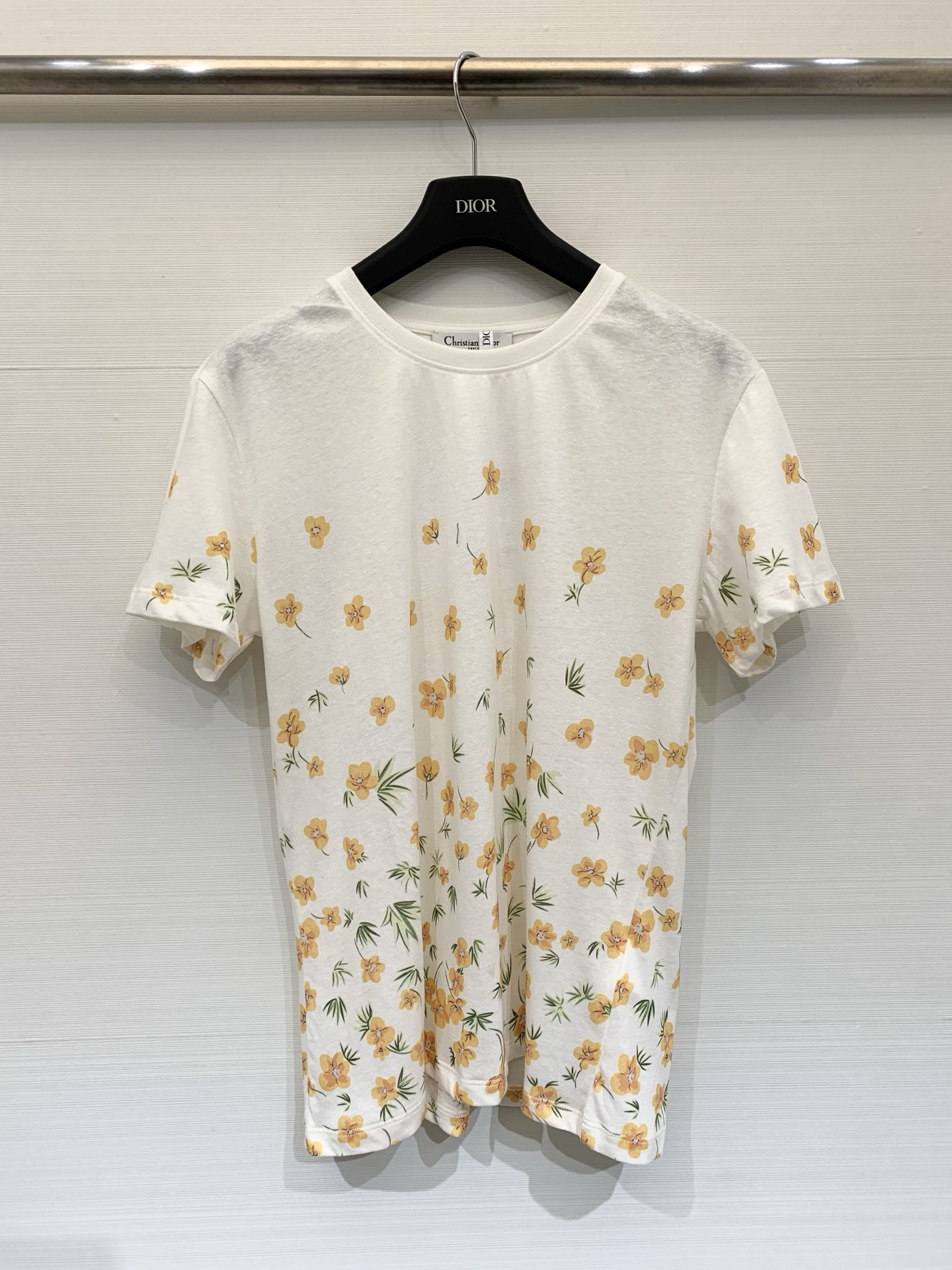 NO:733748,Dior 26 early spring new style full-body floral printed T-shirt, pure cotton fabric, loose fit, full upper body sense of luxury, size SML, dior, tees, t-shirt,19860909Dior 26早春新款 全身碎花印花T恤,纯棉面料,宽松版型,上身高级感满满 码数SML,,dior,tees，t-shirt,,Women's clothing