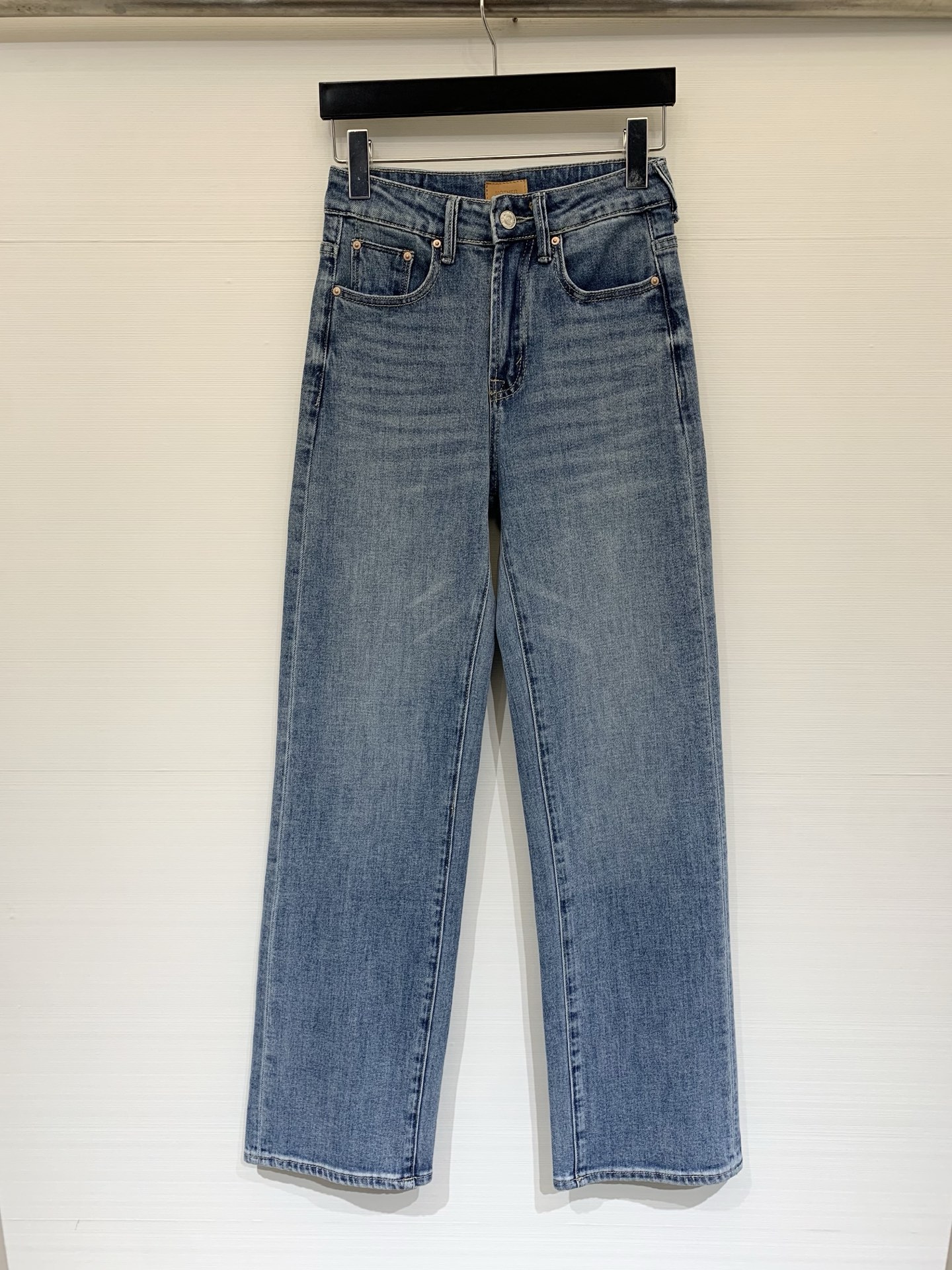 NO:733778,Mother 26 new style for early spring, soft high-waisted jeans, imported cotton denim material, washed, soft and comfortable, super nice color, straight version, covering the flesh and making you look slimmer, heightening the body proportions, full of fashion, code number 24-27,,jeans,19860909Mother 26早春新款 柔软高腰牛仔裤 进口全棉牛仔材质 水洗柔软舒适 色系超级好看 版型直筒 遮肉显瘦 拉高身材比例 时髦感十足 码数24-27,,jeans,,Women's clothing