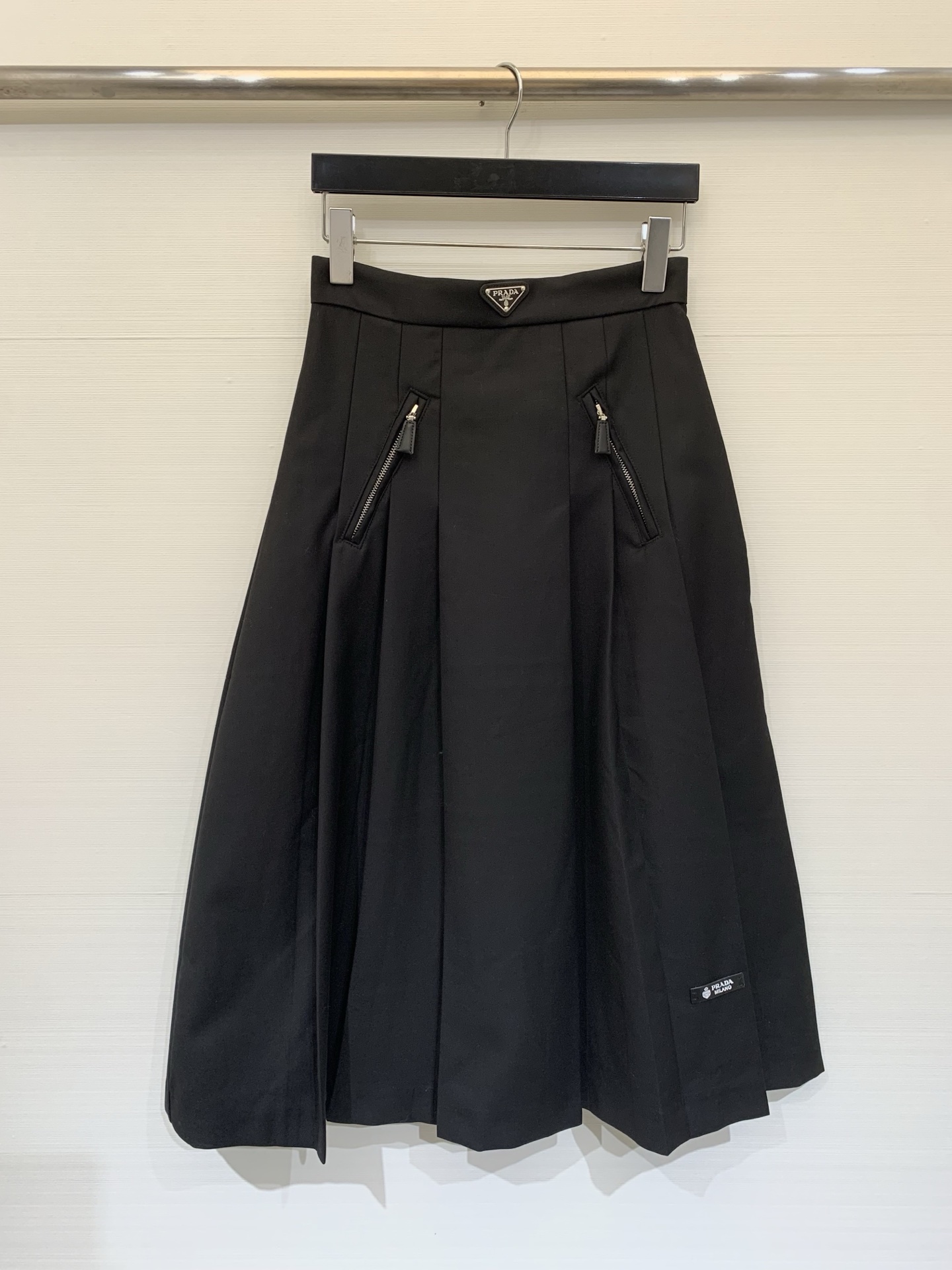 NO:733770,Prada 26 new early spring pleated skirt, classic triangle logo decoration on the waist, zipper pocket design, small leather label embellishment with letters on the hem, two-color SML, prada, skirts,19860909Prada 26早春新款 百褶半身裙,腰头经典三角标装饰,拉链口袋设计,下摆字母小皮标点缀 两色SML,,prada,skirts,,Women's clothing