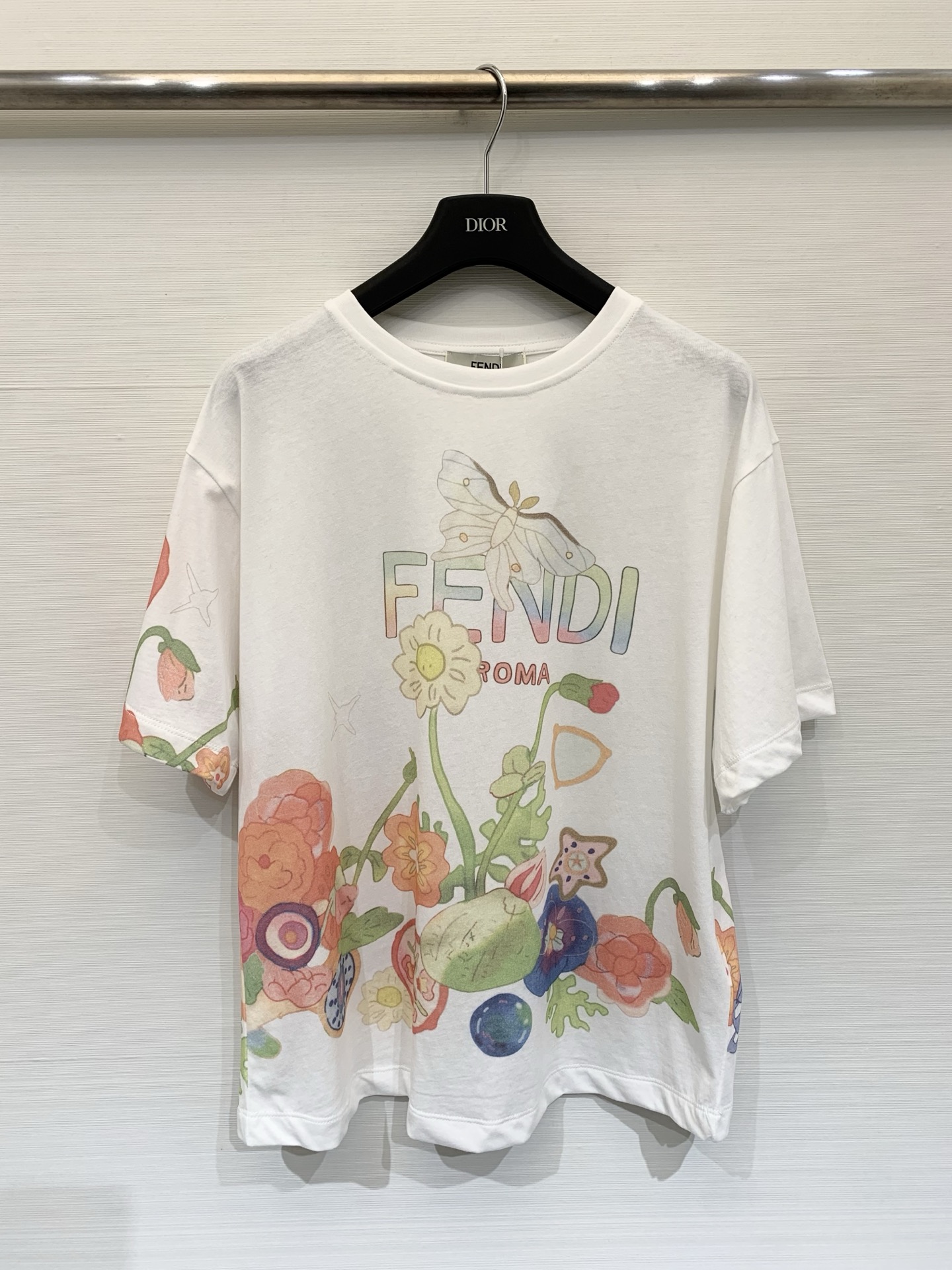 NO:734770,FENDI 26 new early spring new childlike printed white T-shirt, with bright colors, loose fit + round neck design, which not only retains the sense of luxury, but also has great daily wearability. Whether it is paired with a skirt or trousers, it can easily create a 'fashionable and effortless' look. Size SML,, fendi, skirts, tees, t-shirt,19860909FENDI 26早春新款 童趣印花白色T恤,色彩明快,宽松版型+圆领设计,既保留了高级感,又极具日常实穿性,无论是搭配裙装还是裤装,都能轻松打造'时髦不费力'的造型 码数SML,,fendi,skirts,tees，t-shirt,,Women's clothing
