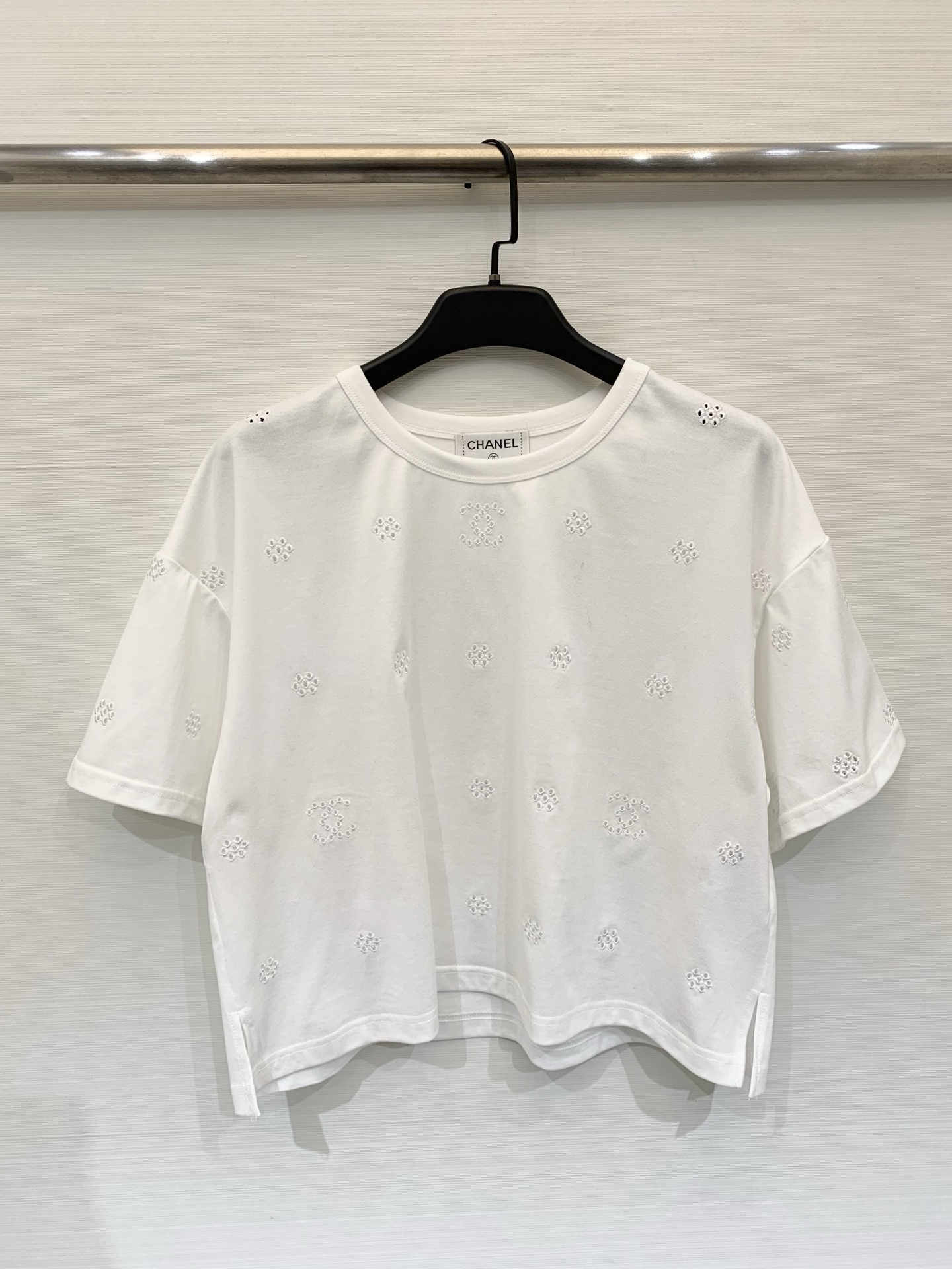 NO:734766,CHANEL 26 new style for early spring series. Basic white hollow embroidered short-sleeved T. Soft fufu cotton-feeling fabric with airy feel. The short version just exposes the waistline. Super friendly for little people. Full of small floral hollow embroidery is the finishing touch. Paired with black high-waisted wide-leg pants, you will look like a relaxed and hot girl. Paired with a denim skirt, you can instantly become a sweet girl. Size SML, chanel, skirts, T-shirt,19860909CHANEL 26早春系列新款 基础款白镂空刺绣短袖T 软fufu的棉感面料自带空气感 短款版型刚好露出腰线 对小个子超友好 满布的小碎花镂空刺绣是点睛之笔 搭配黑色高腰阔腿裤就是松弛感辣妹 搭牛仔半裙又能秒变甜美少女 码数SML,,chanel,skirts,T-shirt,,Women's clothing