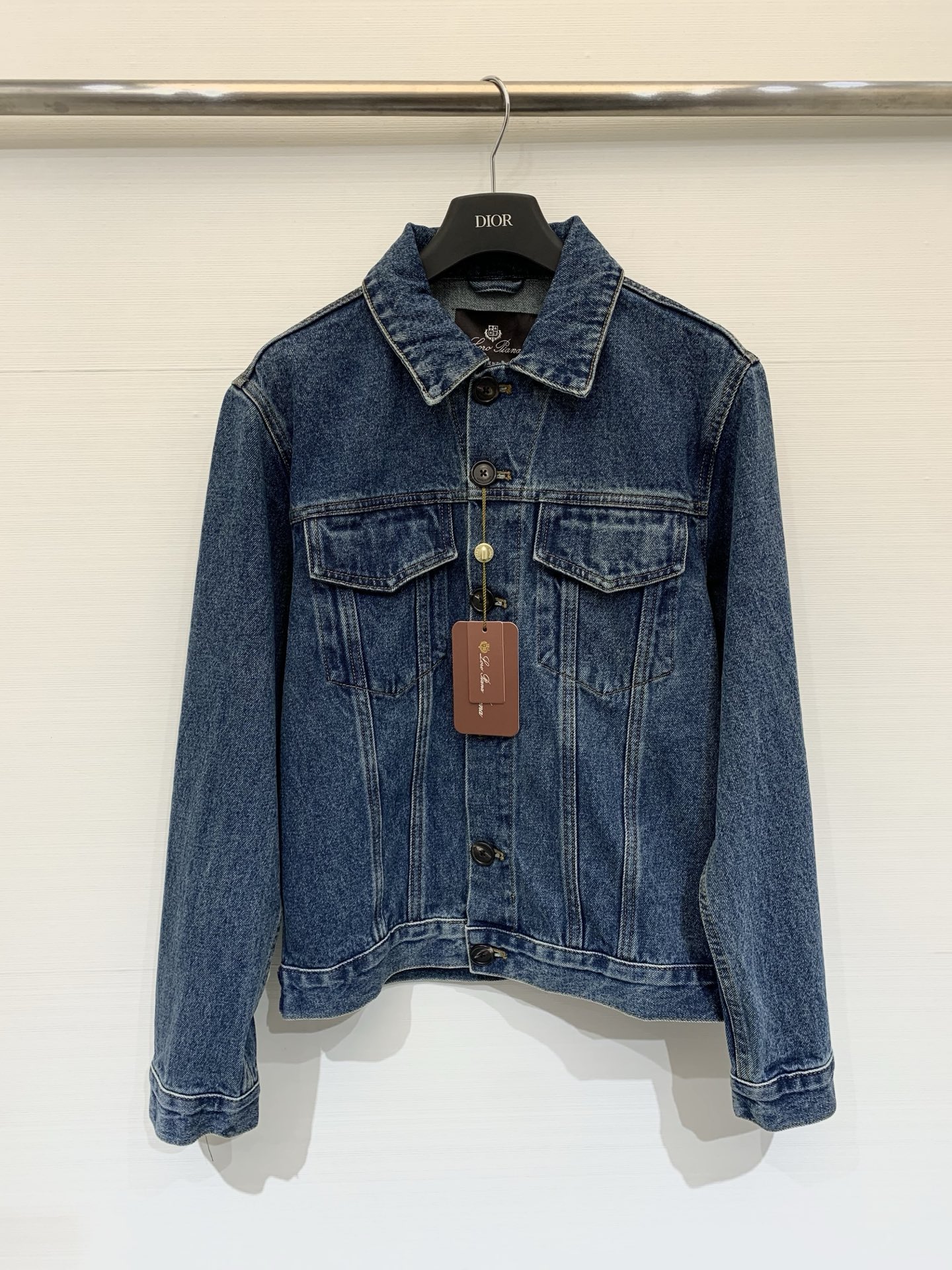 NO:734762,300L 26 early spring new model  Simple retro-style denim suit (taken separately), loose short cut, dropped shoulder design to weaken the shoulder line, friendly to all body types, classic lapel with single-breasted placket, two flap pockets on the chest, and diagonal pockets on both sides of the hem, taking into account practicality and retro styling. The high-waisted wide-leg version can optimize body proportions, and the trouser legs have a strong sense of drape, which visually modifies the leg shape and makes you taller and slimmer (take it separately) Size SML, loro piana,19860909300L 26早春新款 简约复古风的牛仔套装（分开拿）,宽松短款剪裁,落肩设计弱化肩线,对各种身材都很友好,经典翻领搭配单排扣门襟,胸前有两个带盖贴袋,下摆两侧还有斜插口袋,兼顾实用性与复古造型感,高腰阔腿版型,能够优化身材比例,裤腿垂坠感强,视觉上有修饰腿型、显高显瘦的效果（分开拿）码数SML,,loro piana,,Women's clothing