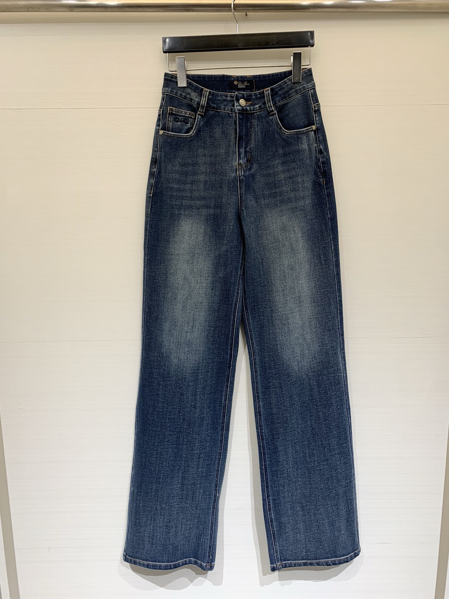 NO:734758,260L 26 early spring new model  Simple retro-style denim suit (taken separately), loose short cut, dropped shoulder design to weaken the shoulder line, friendly to all body types, classic lapel with single-breasted placket, two flap pockets on the chest, and diagonal pockets on both sides of the hem, taking into account practicality and retro styling. The high-waisted wide-leg version can optimize body proportions, and the trouser legs have a strong sense of drape, which visually modifies the leg shape and makes you taller and slimmer (take it separately) Size SML, loro piana,19860909260L 26早春新款 简约复古风的牛仔套装（分开拿）,宽松短款剪裁,落肩设计弱化肩线,对各种身材都很友好,经典翻领搭配单排扣门襟,胸前有两个带盖贴袋,下摆两侧还有斜插口袋,兼顾实用性与复古造型感,高腰阔腿版型,能够优化身材比例,裤腿垂坠感强,视觉上有修饰腿型、显高显瘦的效果（分开拿）码数SML,,loro piana,,Women's clothing