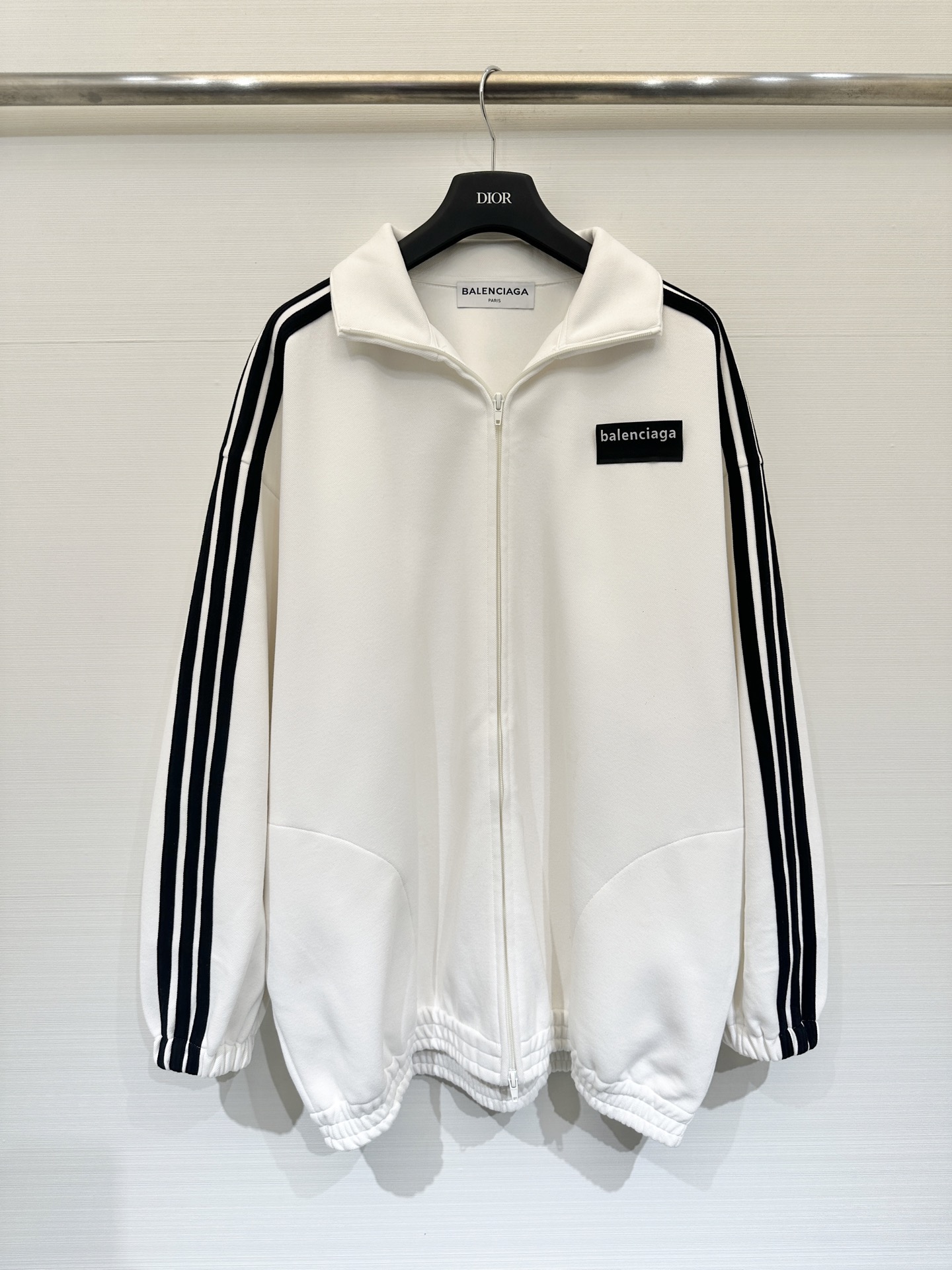 NO:735238,Balenciaga 26 early spring new style loose casual jacket, simple and full of recognition, adopts oversize loose version, dropped shoulder design + loose body, creating a lazy and casual street feel, suitable for all kinds of body shapes, with both comfort and style. Size SML,,balenciaga,versace,jackets & coats,19860909Balenciaga 26早春新款 宽松版休闲外套,简约又充满辨识度,采用oversize宽松版型,落肩设计+宽松衣身,营造慵懒随性的街头感,适配各种身材,兼具舒适度与造型感 码数SML,,balenciaga,versace,jackets & coats,,Women's clothing