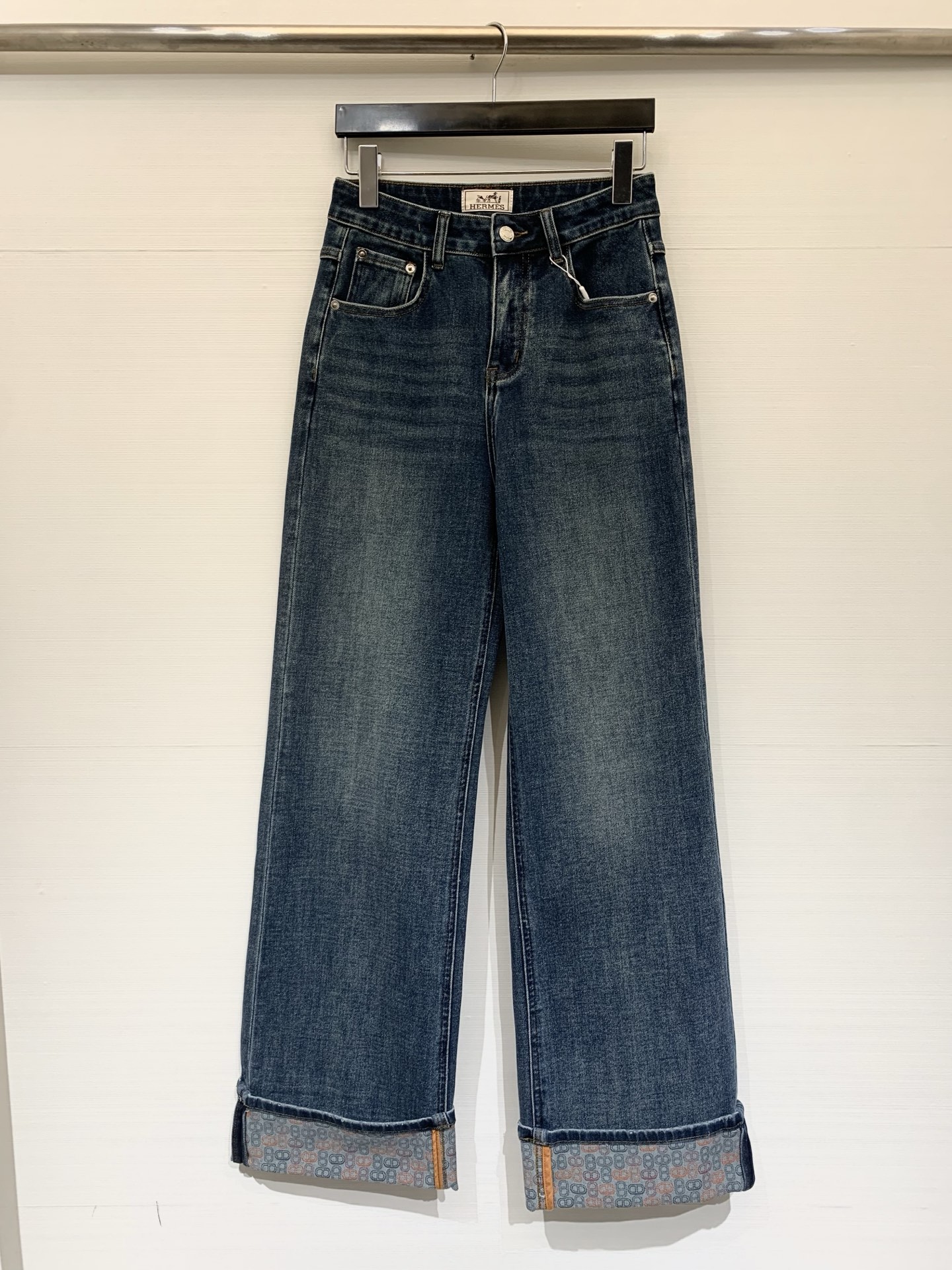 NO:735243,HERMES 26 early spring new style high-waisted wide-leg jeans, yb customized logo hardware buttons, high-waist design can effectively enhance the waistline, modify the waist-to-hip ratio, wide-leg trousers have a loose drape from thigh to trouser leg, the cuff design at the trouser leg is the finishing touch, a versatile item with high wearability in the wardrobe. Two-color sml,,hermes,jeans,19860909HERMES 26早春新款 高腰阔腿牛仔裤,yb定制Logo五金纽扣,高腰设计可有效提升腰线,修饰腰臀比例,阔腿裤型从大腿到裤脚呈宽松垂坠感,裤脚处的翻边设计是点睛之笔,衣橱中实穿度极高的百搭单品 两色sml,,hermes,jeans,,Women's clothing