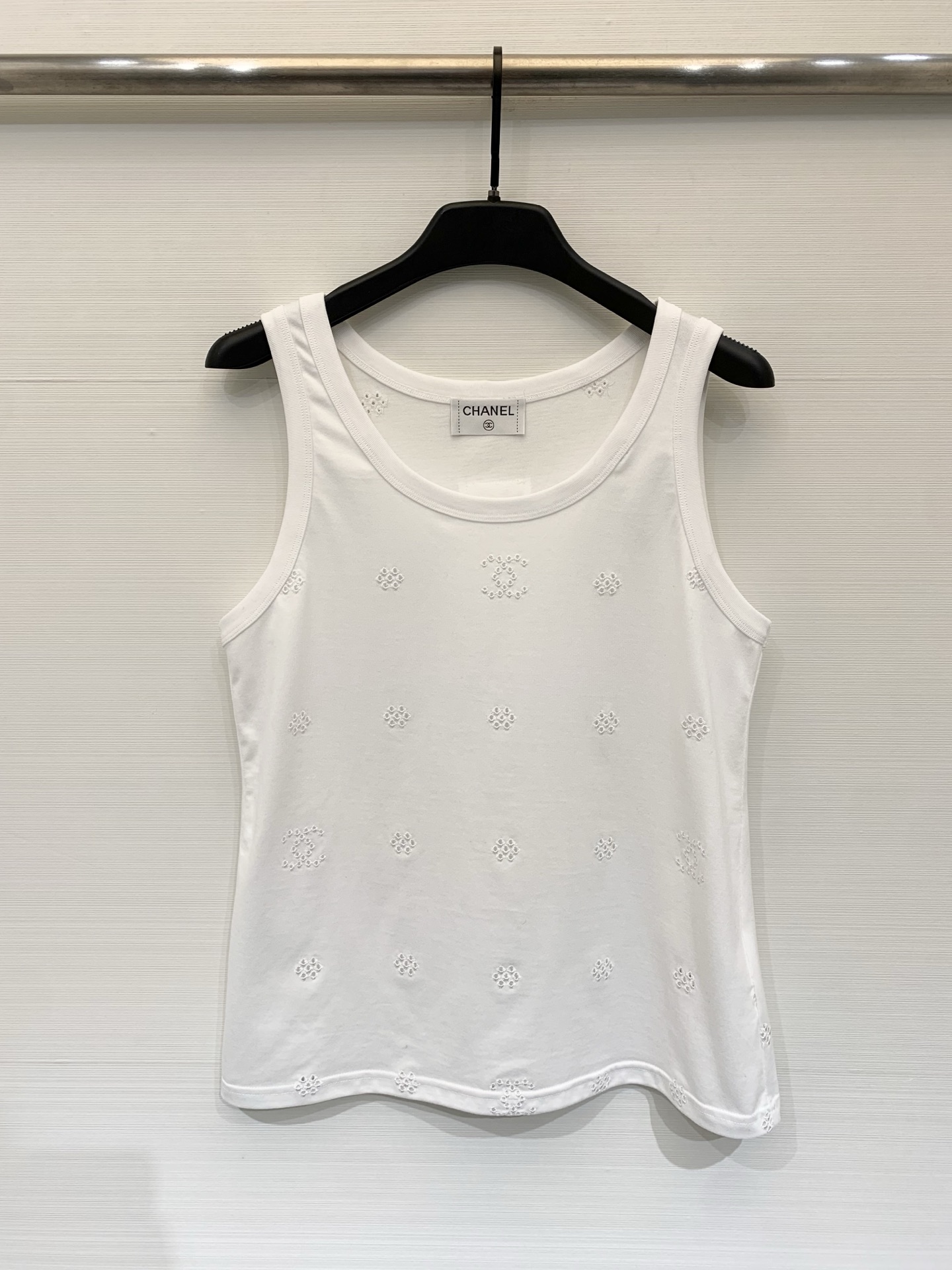 NO:735248,CHANEL 26 new early spring series, basic style vest with a small fragrance, advanced custom-made cotton-feel fabric, slightly stretchy fabric that is close to the body but not stuffy, just right to outline the shoulder and neck lines, carefully designed with hollow patterns, it has a cool atmosphere, worn alone is a lazy and casual sense of relaxation, layered with a denim jacket or shirt, you can instantly become an American hot girl. A white vest can unlock N kinds of styles. SML, chanel, jackets & coats, shirts,19860909CHANEL 26早春系列新款 小香风基础款版型背心 高级定制棉感面料 面料微弹面料贴而不闷 恰到好处地勾勒肩颈线条 小心机镂空图案设计点缀 自带清冷氛围感 单穿是慵懒随性的松弛感 叠穿牛仔外套或衬衫又能秒变美式辣妹 一件白背心 就能解锁N种风格 码数SML,,chanel,jackets & coats,shirts,,Women's clothing