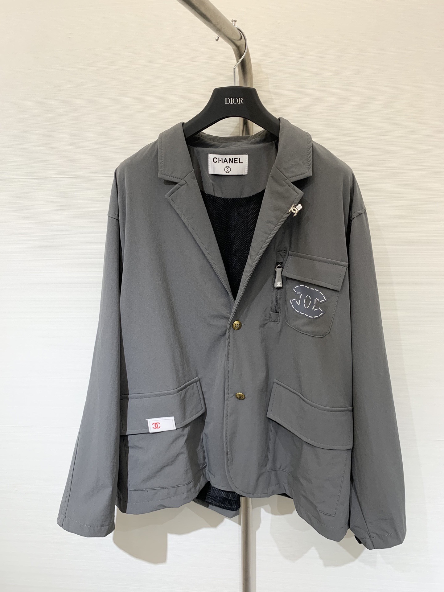 NO:735253,Chanel 26 early spring new style, medieval work style suit jacket, yb custom fabric, strong and tight fabric, three-dimensional and wide, loose and large silhouette, the upper body is lazy and casual, hides the flesh and looks slimmer, shirt collar, clean and neat, casual and fashionable, clamshell design, rich layers, very high daily wear rate, single product sml,,chanel,jackets & coats,shirts,business suit,19860909Chanel 26早春新款 中古工装风西装外套 yb定制面料 布面结实紧密 立体挺阔 宽松大廓形版型 上身慵懒随性 藏肉显瘦 衬衫领子 干净利落 休闲时髦 翻盖式设计 丰富层次 日常穿搭率超高 单品sml,,chanel,jackets & coats,shirts,business suit,,Women's clothing