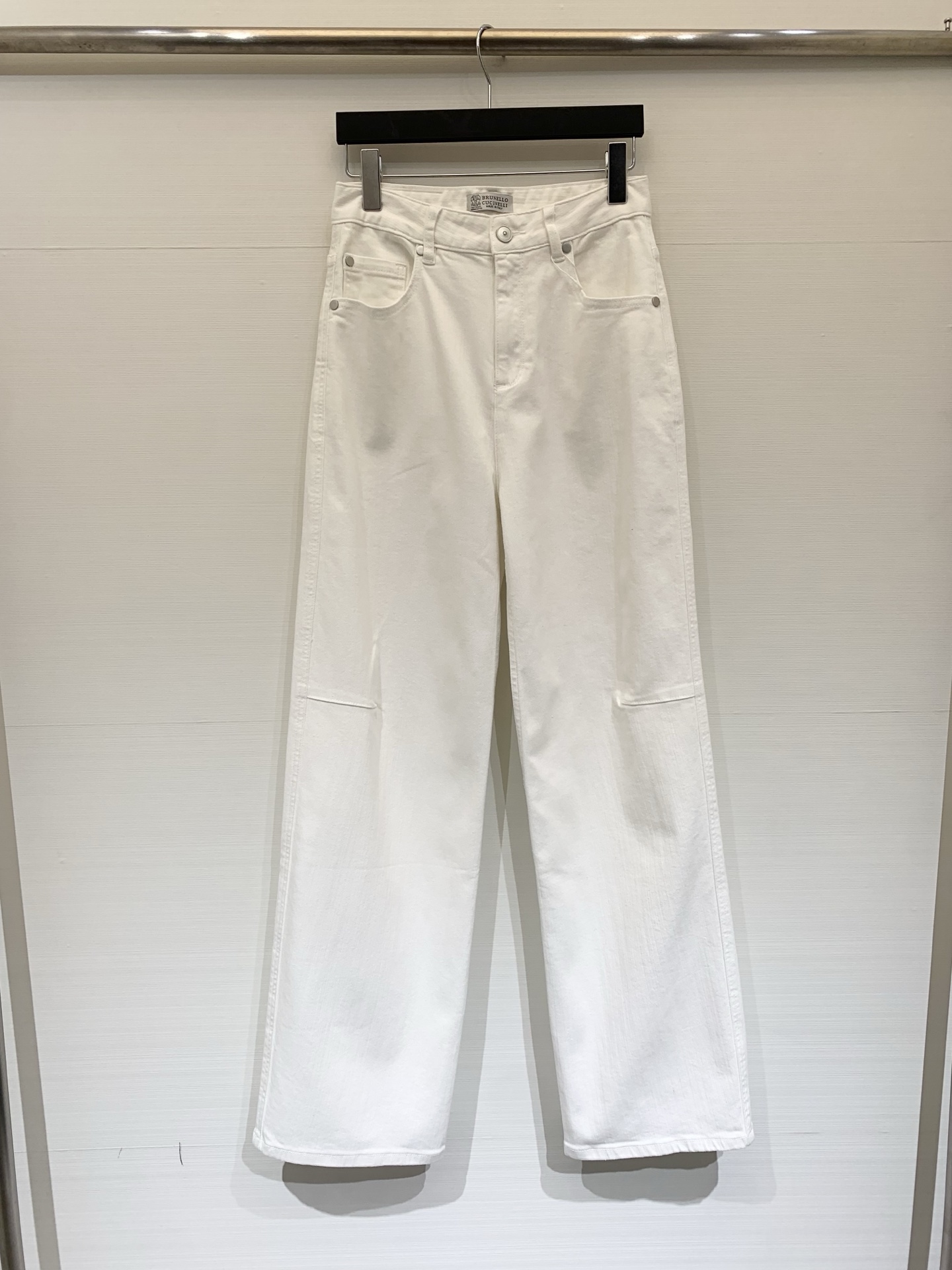 NO:735722,BC 26 early spring new style high-end white denim straight trousers, high-waisted straight cut, with a casual and free aura when walking, suitable for a variety of styles, can be paired with a slim knitted sweater to create an elegant commuting look. Size SMLXL,,19860909BC 26早春新款 高级白色牛仔直筒长裤,采用高腰直筒剪裁,行走间自带随性洒脱的气场,适配多种风格,可搭配修身针织衫打造优雅通勤造型 码数SMLXL,,,Women's clothing