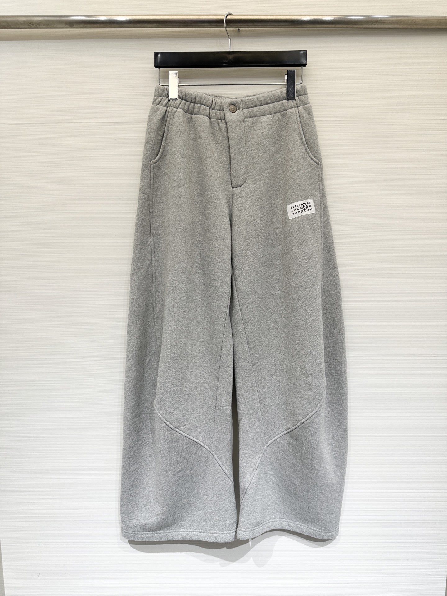 NO:737396,MM6 26 early spring new style elastic waist plus velvet scimitar sweatpants!  Selected high-density outer fabric and thick velvet lining, a single piece can withstand the cold wind. The scimitar cut is a magic weapon for leg shape modification - the thighs are loose to hide the flesh, and the calves are naturally narrowed, like a 'native filter' for the leg shape. Whether you are going on a weekend trip or relaxing at home, you can easily achieve the effortless chic French fashion with clean lines and low-key texture. ML, masion margiela,19860909MM6 26早春新款 松紧腰加绒弯刀卫裤！精选高密度外层面料搭配厚实绒感内里,单条即可抵御凛冽寒风.弯刀剪裁堪称腿型修饰神器——大腿宽松藏肉,小腿自然收窄,像给腿型开了「原生滤镜」,周末出游还是居家放松,都能凭借利落线条与低调质感,轻松拿捏effortless chic的法式时髦 码数ML,,masion margiela,,Women's clothing