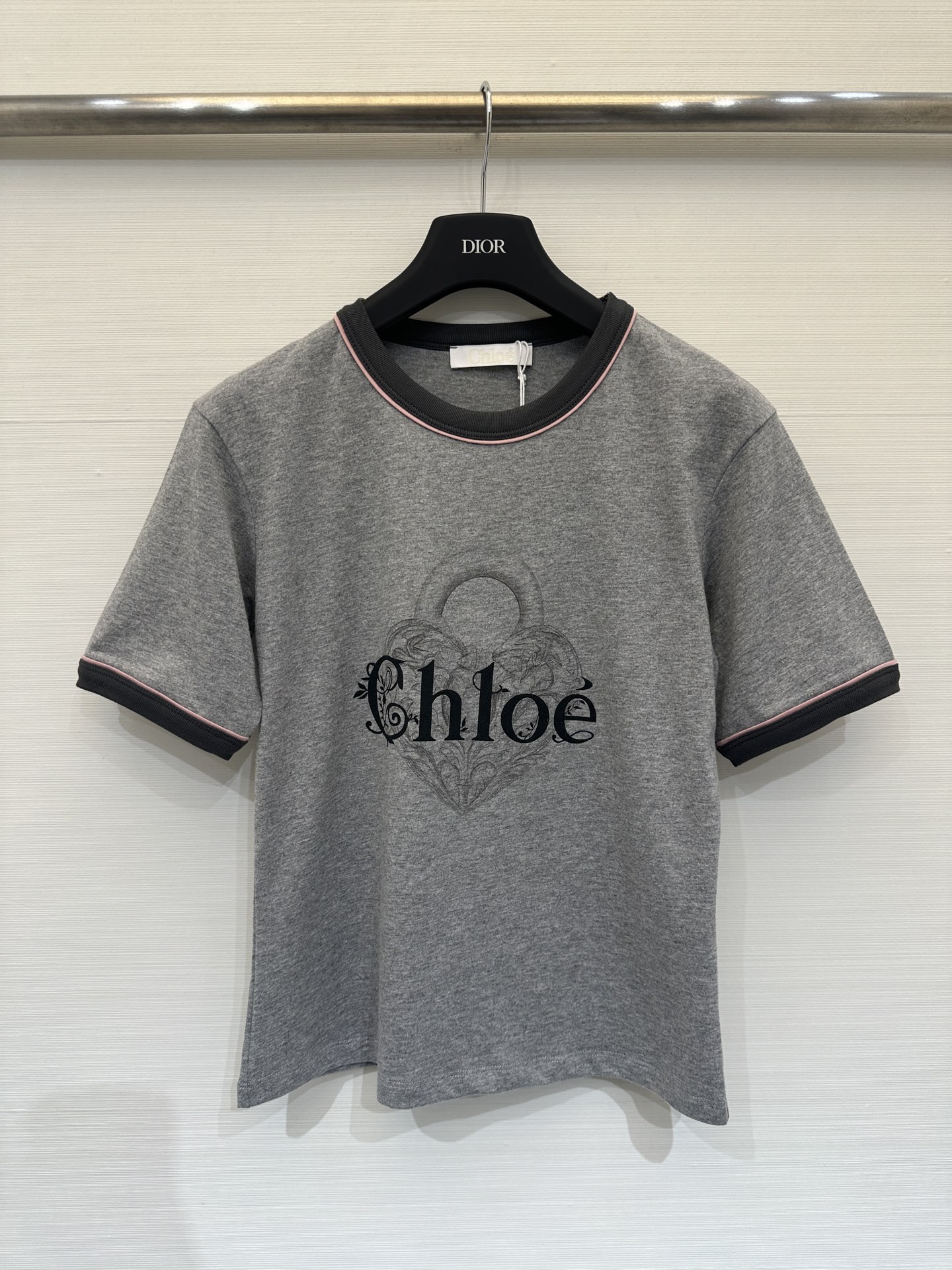 NO:737400,Chloe 26 new early spring love printed T-shirt, slightly waisted short style, contrasting collar + cuffs are the finishing touch, suitable for work/dates/afternoon tea, size SML, chloe, loewe, tees, t-shirt,19860909Chloe 26早春新款 爱心印花T恤,微微收腰的短款,撞色领口+袖口是点睛之笔,上班/约会/下午茶穿都适配 码数SML,,chloe,loewe,tees，t-shirt,,Women's clothing