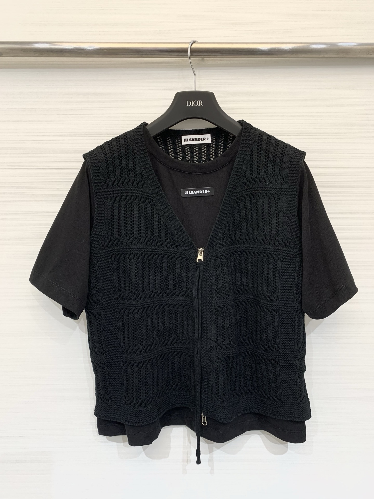 NO:737841,JILSANDER 26 new spring and summer style fake two-piece knitted vest. The fusion of minimalism and relaxation creates a clean and high-end atmosphere through layering design. The outer layer is made of off-white hollow knitted fabric, which is light and breathable with exquisite geometric texture. It is suitable for spring and summer. Two-color sml P,,jil sander,19860909JILSANDER 26春夏新款 假两件式针织马甲 极简主义与松弛感的融合 通过叠穿设计营造出干净、高级的氛围 外层为米白色镂空针织面料,质地轻薄透气,带有精致的几何纹理,适合春夏季节 两色sml P,,jil sander,,Women's clothing