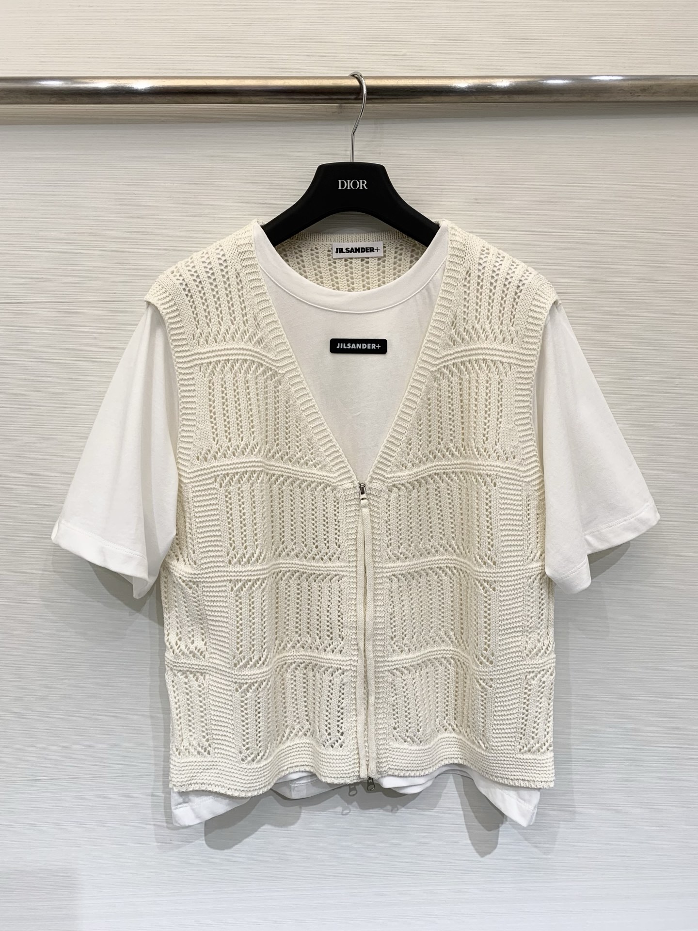 NO:737843,JILSANDER 26 new spring and summer style fake two-piece knitted vest. The fusion of minimalism and relaxation creates a clean and high-end atmosphere through layering design. The outer layer is made of off-white hollow knitted fabric, which is light and breathable with exquisite geometric texture. It is suitable for spring and summer. Two-color sml,, jil sander,19860909JILSANDER 26春夏新款 假两件式针织马甲 极简主义与松弛感的融合 通过叠穿设计营造出干净、高级的氛围 外层为米白色镂空针织面料,质地轻薄透气,带有精致的几何纹理,适合春夏季节 两色sml,,jil sander,,Women's clothing