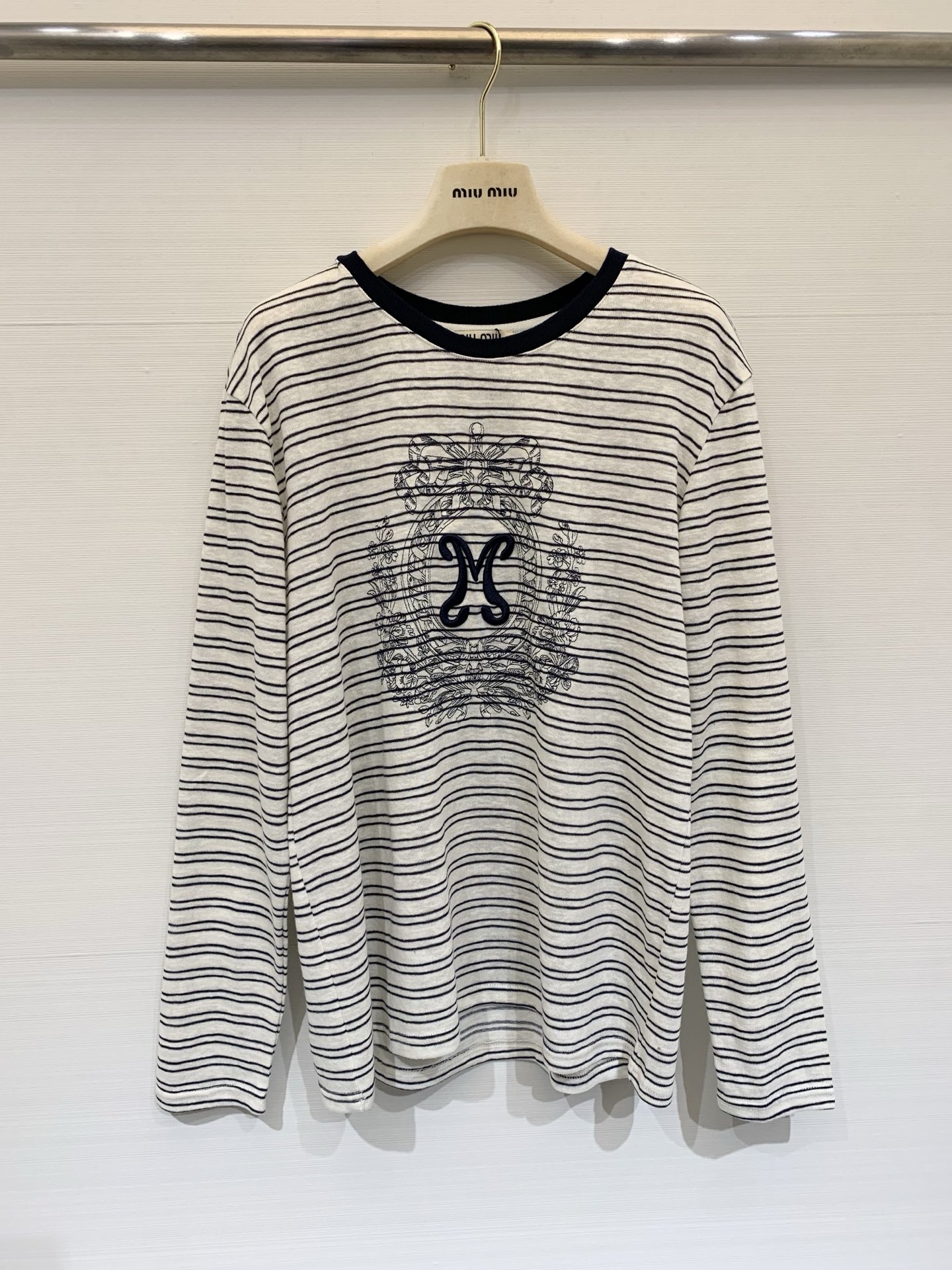 NO:737879,MIUMI* 26 new spring and summer style striped embroidered M letter long-sleeved T-shirt, Xinjiang long-staple slub cotton, non-deformable and wrinkle-free, breathable and comfortable, classic blue and white stripes with 10,000-needle embroidery, can be worn as a base or worn alone with sun protection, invincible and easy to wear, size SML,, miumiu, tees, t-shirt,19860909MIUMI* 26春夏新款 条纹刺绣M字母长袖T恤,新疆长绒竹节棉,不变形不易皱,透气舒适,经典蓝白条纹搭配万针刺绣,可打底可单穿防晒一体 无敌好穿 码数SML,,miumiu,tees，t-shirt,,Women's clothing