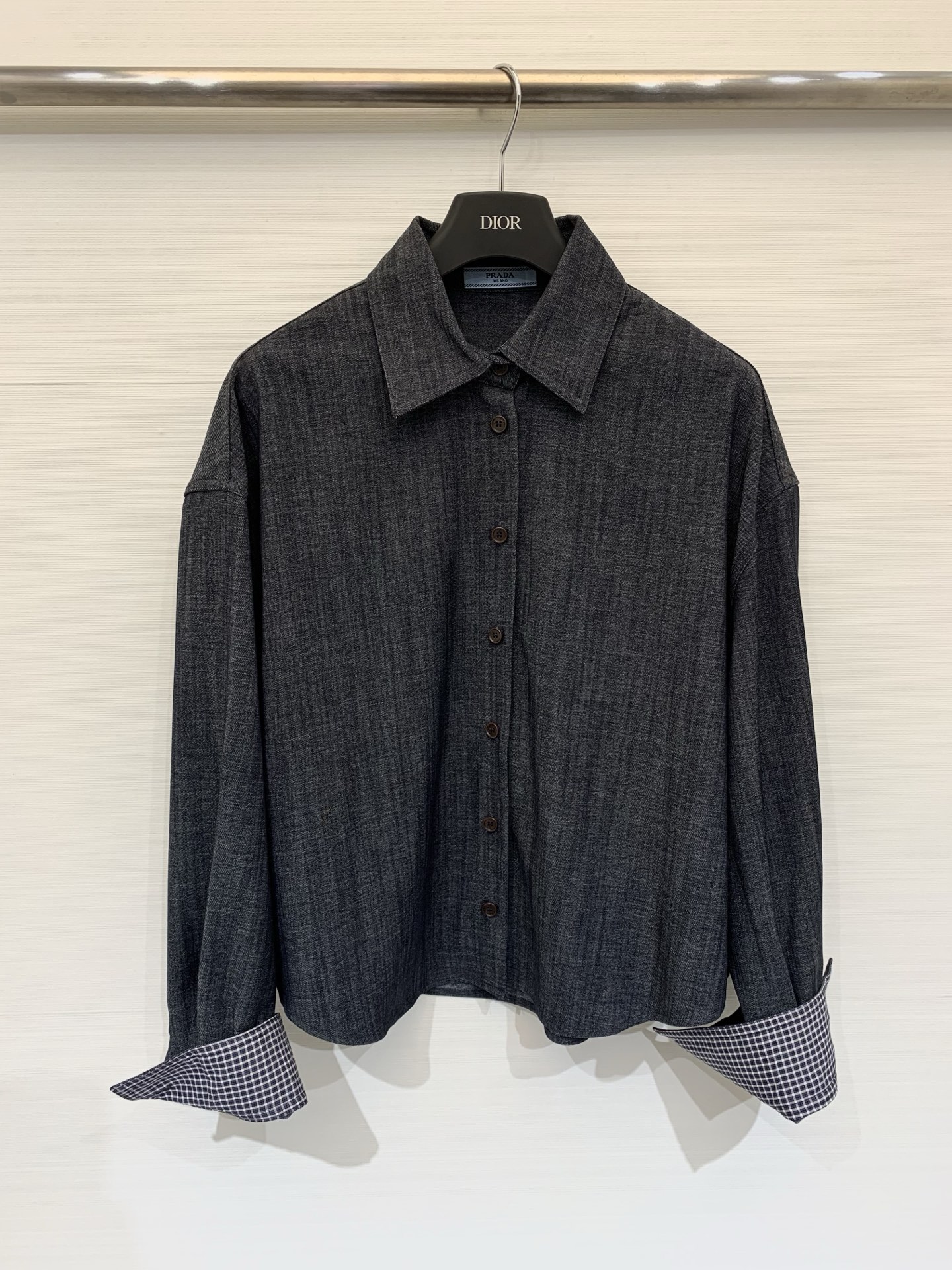 NO:737519,Prada 26 spring and summer new style navy blue texture triangle logo short shirt, simple and high-end, triangle logo embellishment on the back enhances recognition, short silhouette is neat, classic lapel + reverse sleeve plaid design, cuffs are spliced ​​with black and white plaid fabric, the bottoms can be paired with wide-leg pants or straight jeans of the same color to enhance the overall sense of luxury. You can choose a simple white T or high-neck sweater for the inner layer to increase the sense of layering. Code number SML,, prada, jeans, shirts,19860909Prada 26春夏新款 藏蓝肌理三角标短款衬衫,简约高级,背后三角标点缀提升辨识度,短款廓形利落,经典翻领+反袖格纹设计,袖口采用黑白格纹面料拼接,下装可搭配同色系阔腿裤或直筒牛仔裤,强化整体高级感,内搭可选择简约白T或高领针织衫,增加层次感 码数SML,,prada,jeans,shirts,,Women's clothing