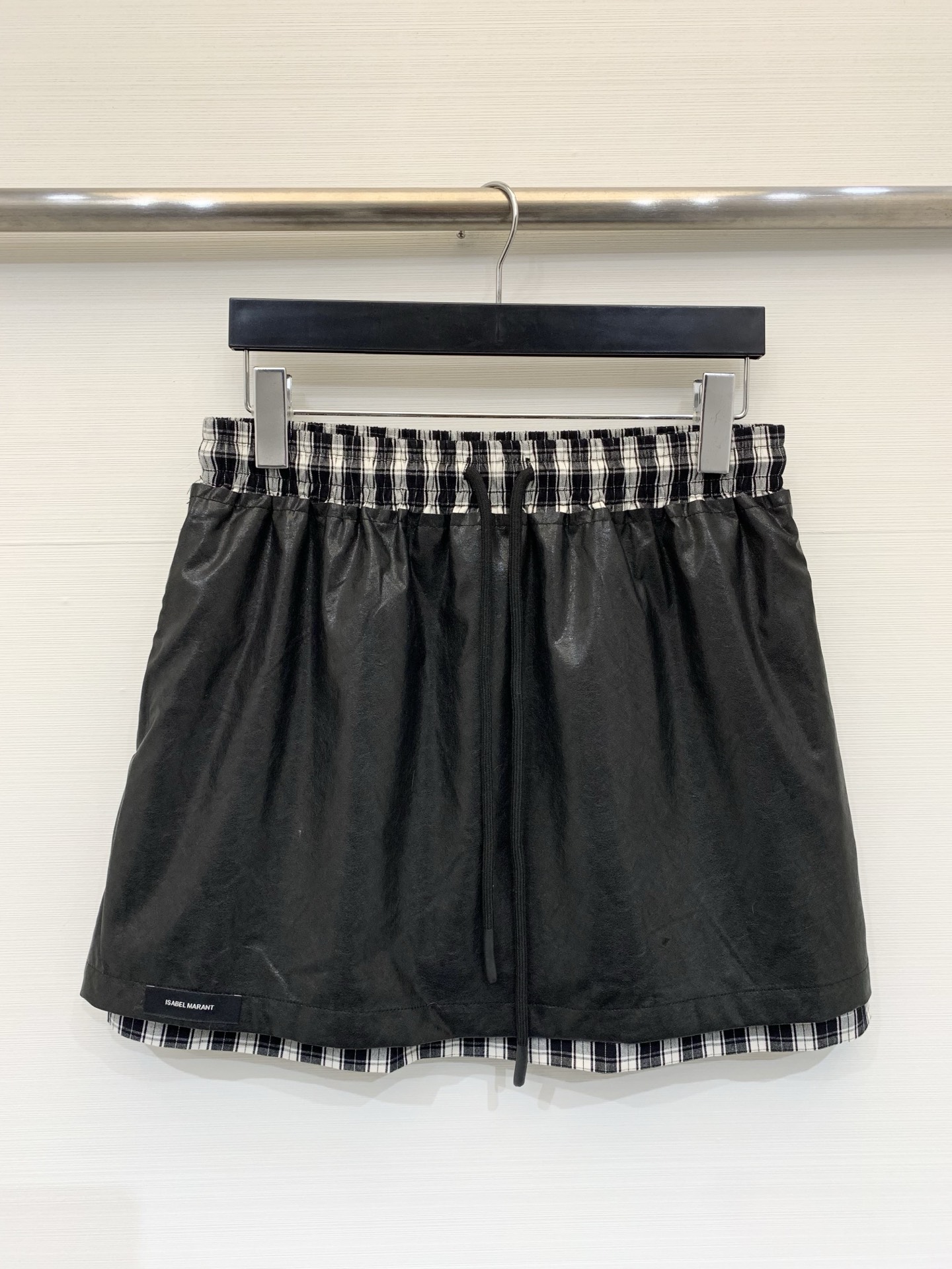 NO:737520,Isabel Marant 26 spring and summer new series model fake two-piece plaid splicing leather skirt, the fake two-piece design breaks the convention, has both sweetness, coolness and layering, suitable for various styles of dressing needs. Size SML,,skirts,19860909IsabelMarant 26春夏新款 系列款 假两件式格纹拼接皮短裙,假两件设计打破常规,兼具甜酷与层次感,适配多种风格的穿搭需求 码数SML,,skirts,,Women's clothing