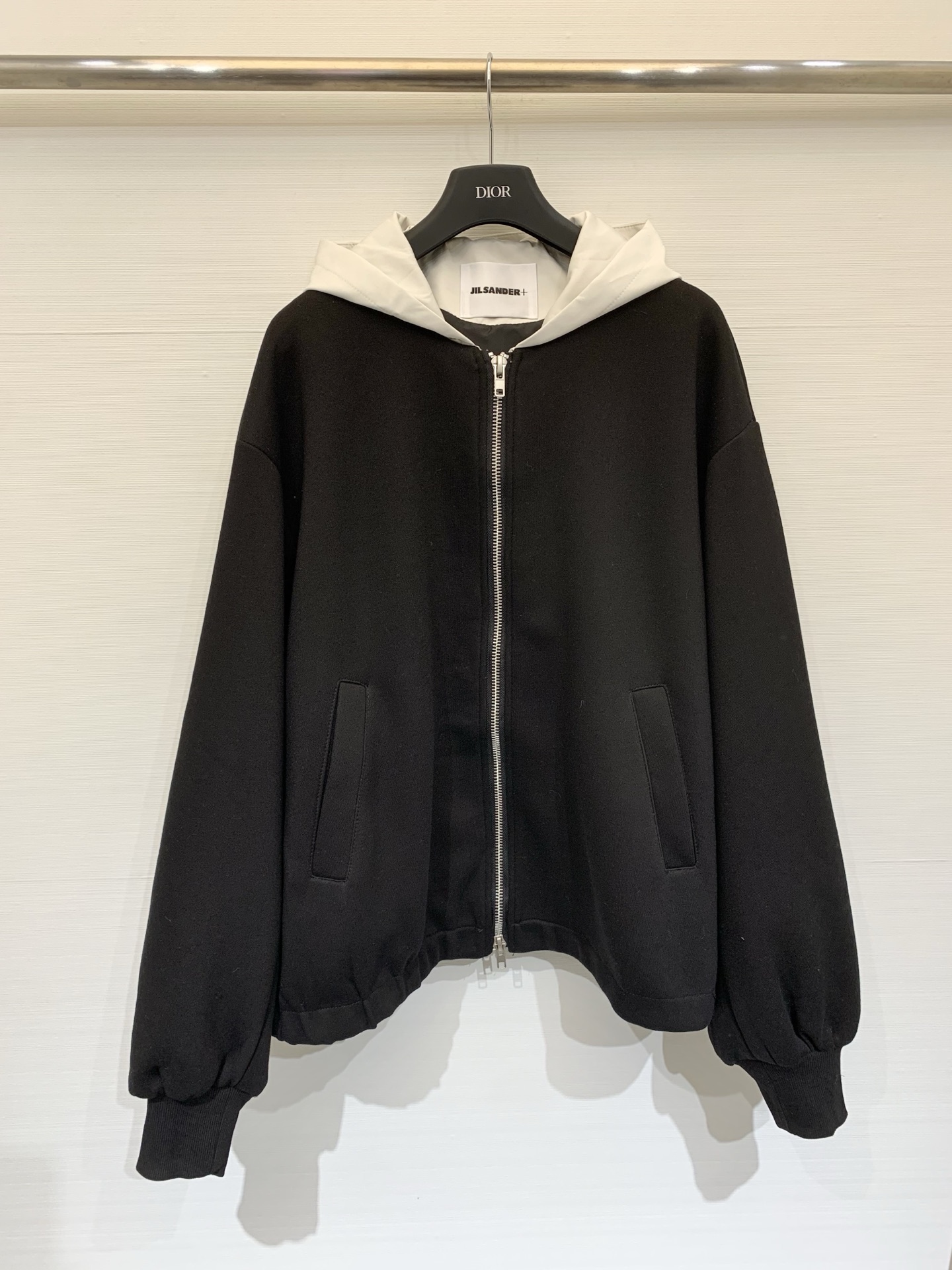 NO:738766,JILSANDER 26 new spring and summer style fake two-piece loose hooded zipper jacket, the white hood is in strong contrast with the black body, with a brand logo cloth label on the back of the hood, which is highly recognizable, loose shoulder sleeves + ribbed cuffs, creating a casual and lazy silhouette. Size SM,, jil sander, jackets & coats, hats,19860909JILSANDER 26春夏新款 假两件宽松连帽拉链夹克,白色连帽与黑色衣身形成强烈对比,帽后带有品牌标识布标,辨识度高,宽松落肩袖+罗纹收口袖口,打造随性慵懒的廓形 码数SM,,jil sander,jackets & coats,hats,,Women's clothing