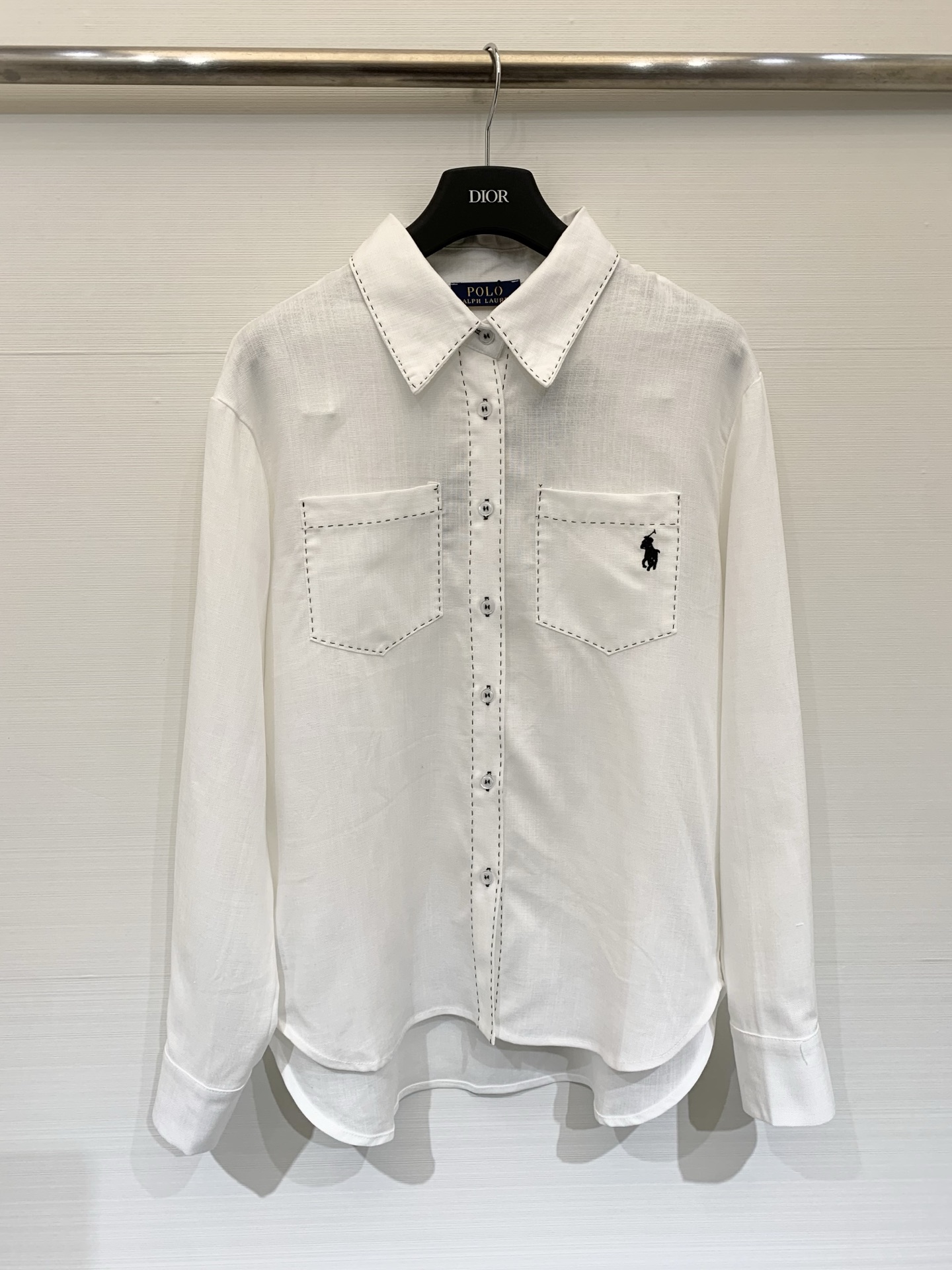 NO:751500,Ralph Lauren 26 new spring and summer white shirt with topstitch design, using black topstitch technology, outlines clear lines in key parts such as the collar, placket, pockets, etc., which not only strengthens the structure of the shirt, but also improves the overall sophistication and design. Size SML,,loro piana,shirts,19860909Ralph Lauren 26春夏新款 明线设计白色衬衣,采用黑色明线工艺,在领口、门襟、口袋等关键部位勾勒出清晰线条,既强化了衬衫的结构感,又提升了整体的精致度与设计感 码数SML,,loro piana,shirts,,Women's clothing