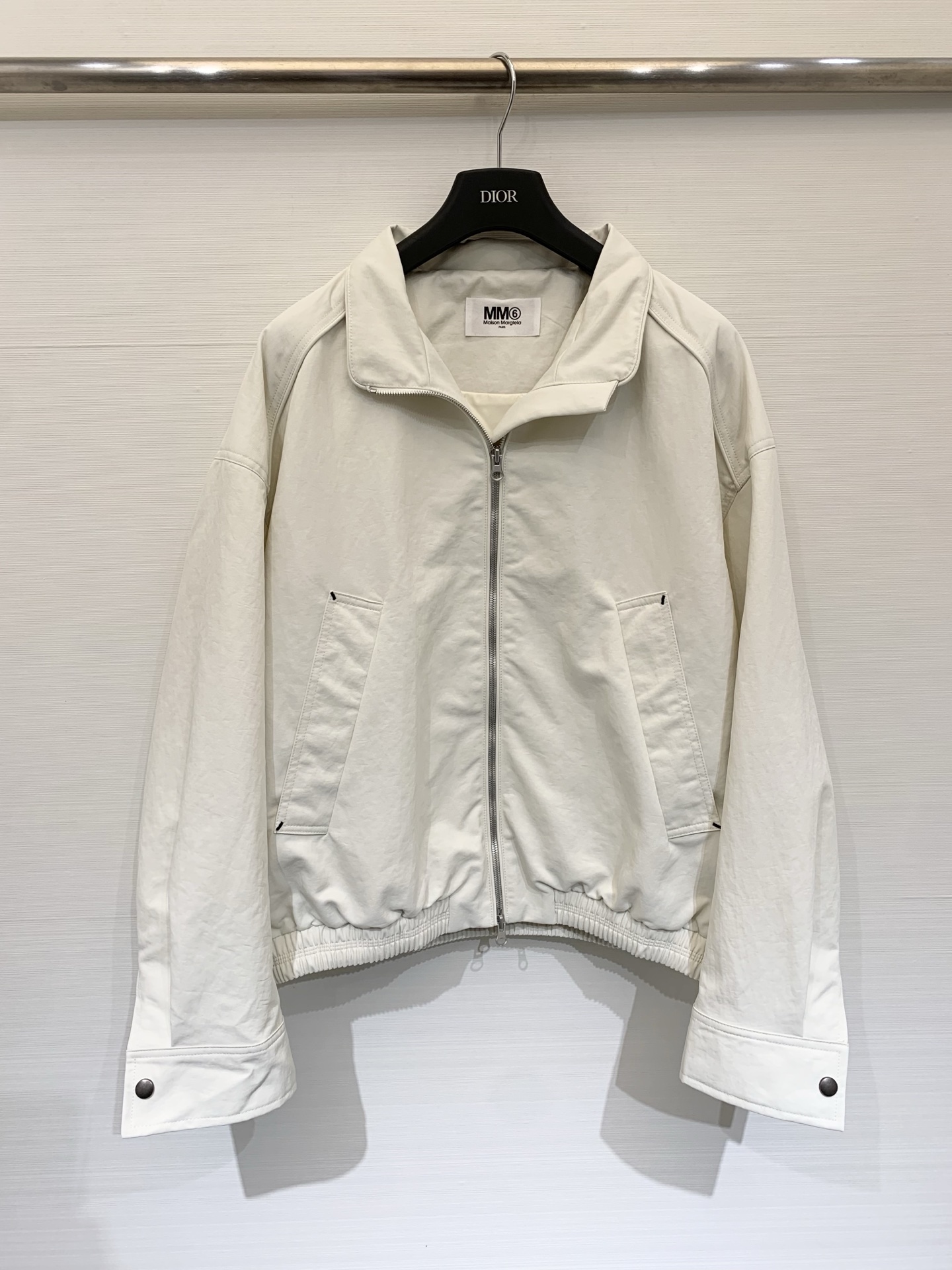 NO:737884,MM6 26 spring and summer new series top-stitched stand-up collar jacket. The fusion of minimalist deconstruction and street casual style, with a cool and relaxed atmosphere. The loose shoulder line stretches naturally, creating a casual and lazy feeling. There is white top-stitching decoration at the pocket opening, two-color SML, masion margiela, jackets & coats,19860909MM6 26春夏新款 系列款 明线立领夹克 极简解构主义与街头休闲风的融合,自带酷感与松弛氛围,宽松落肩版型肩部线条自然舒展,营造随性慵懒的感觉,口袋口处有白色明线装饰,两色SML,,masion margiela,jackets & coats,,Women's clothing