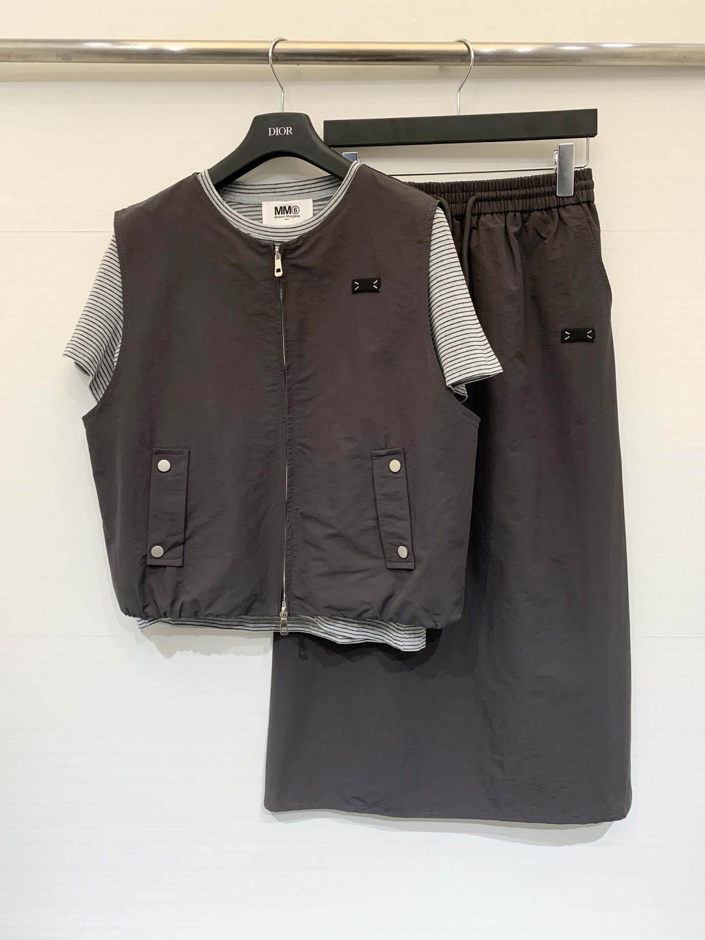 NO:738749,MM6 26 new spring and summer style simple Japanese work style suit, light gray and dark gray pinstripe round neck short-sleeved T-shirt, dark gray sleeveless work vest on the outside, made of light nylon blended fabric, with a striped T-shirt inside to break the dullness, the overall color is low-key and high-end, suitable for daily commuting, citywalk and other scenes. Size SML, masion margiela, T-shirt, tees, t-shirt,19860909MM6 26春夏新款 简约日系工装风套装,浅灰与深灰相间的细条纹圆领短袖T恤,外搭马甲深灰色无袖工装马甲,采用轻薄尼龙混纺面料,内搭条纹T恤打破沉闷,整体配色低调高级,适配日常通勤、citywalk等多种场景 码数SML,,masion margiela,T-shirt,tees，t-shirt,,Women's clothing