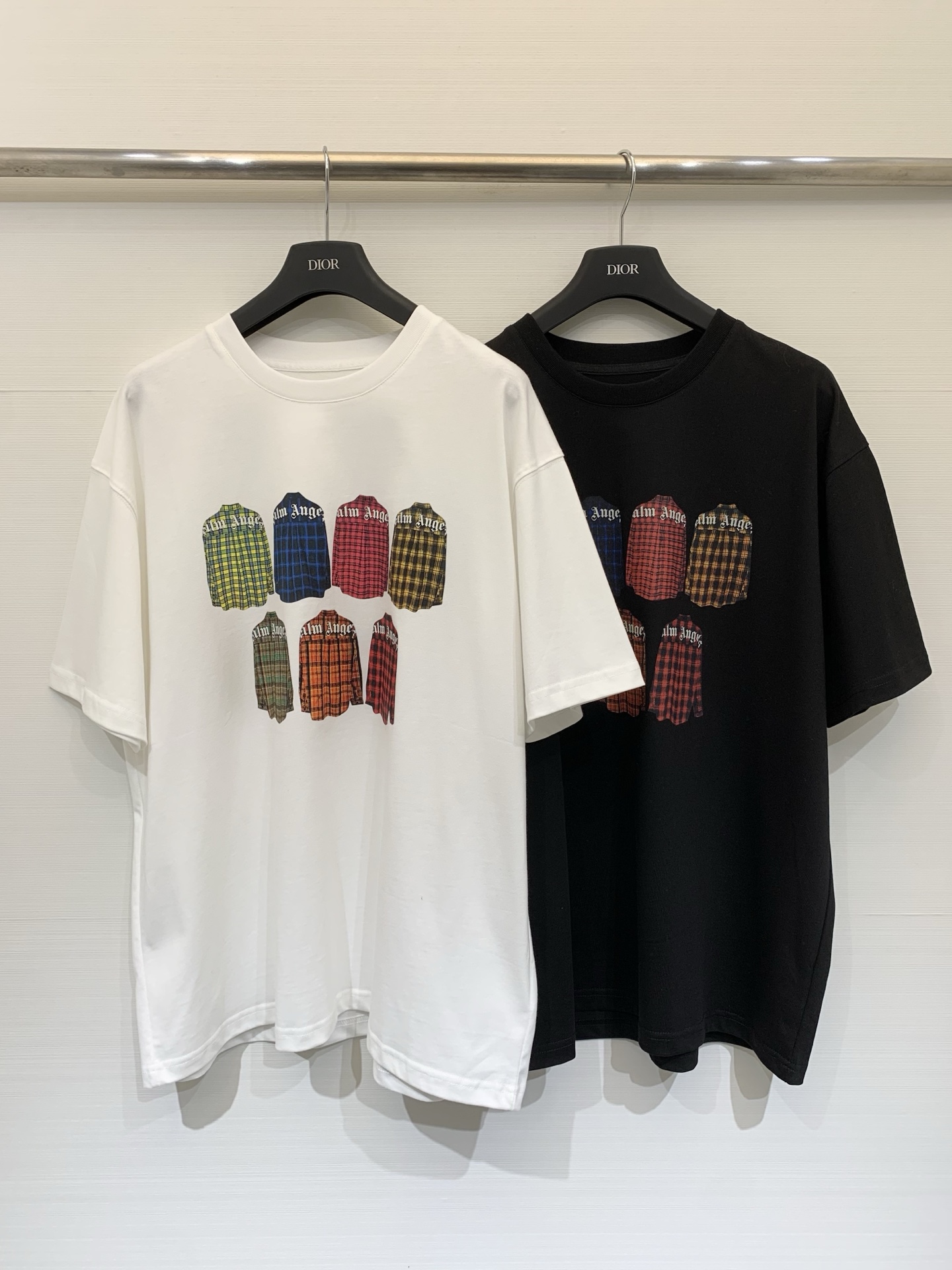 NO:737517,Palm Angels 26 spring and summer new style printed short-sleeved T-shirt, made of heavy cotton fabric, with thick and crisp texture, loose shoulder oversize version, 7 plaid shirt patterns of different colors printed on the chest, including classic plaid patterns such as yellow-green, blue, red, orange-red, black-red, etc. Each shirt is printed with the 'Palm Angels' brand words, which is rich in visual hierarchy and highly recognizable.  Two-color SM,,versace,shirts,T-shirt,tees,t-shirt,19860909Palm Angels 26春夏新款 印花短袖T恤,采用重磅棉质面料,质感厚实挺括,宽松落肩的Oversize版型,胸前印有7件不同配色的格纹衬衫图案,包含黄绿、蓝、红、橙红、黑红等经典格纹,每件衬衫上都印有“Palm Angels”品牌字样,视觉层次丰富,辨识度极高 两色SM,,versace,shirts,T-shirt,tees，t-shirt,,Women's clothing