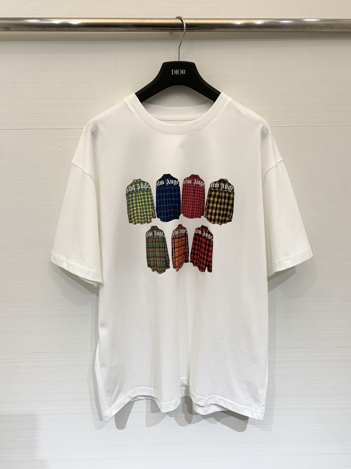 NO:737514,Palm Angels 26 spring and summer new style printed short-sleeved T-shirt, made of heavy cotton fabric, thick and crisp texture, loose and oversized version with dropped shoulders, 7 plaid shirt patterns of different colors printed on the chest, including classic plaid patterns such as yellow-green, blue, red, orange-red, black-red, etc. Each shirt is printed with the 'Palm Angels' brand words, rich in visual hierarchy and highly recognizable Two-color SM  P,,versace,shirts,T-shirt,tees,t-shirt,19860909Palm Angels 26春夏新款 印花短袖T恤,采用重磅棉质面料,质感厚实挺括,宽松落肩的Oversize版型,胸前印有7件不同配色的格纹衬衫图案,包含黄绿、蓝、红、橙红、黑红等经典格纹,每件衬衫上都印有“Palm Angels”品牌字样,视觉层次丰富,辨识度极高 两色SM P,,versace,shirts,T-shirt,tees，t-shirt,,Women's clothing