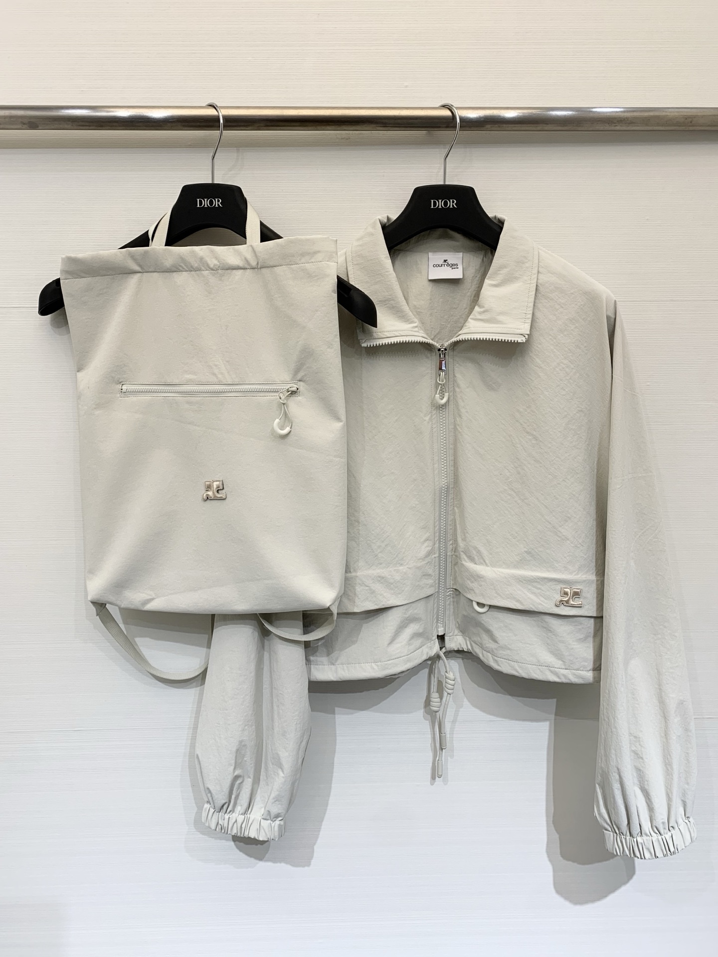 NO:737504,Courrèges 26 new spring and summer short jacket + drawstring tote bag set from the same series, which combines minimalist futuristic style with functionality. It is made of light and windproof nylon fabric with a natural drape. The short version with loose and dropped shoulders effectively optimizes the body proportions and creates a 'short on top and long on the bottom' effect. Three-color SML,, totes, jackets & coats,19860909Courrèges 26春夏新款 短款夹克+同系列抽绳托特包套装,极简未来感与功能性结合,采用轻薄防风的尼龙面料,带有自然的垂坠感；宽松落肩的短款版型,有效优化身材比例,打造“上短下长”的显高效果 三色SML,,totes,jackets & coats,,Women's clothing