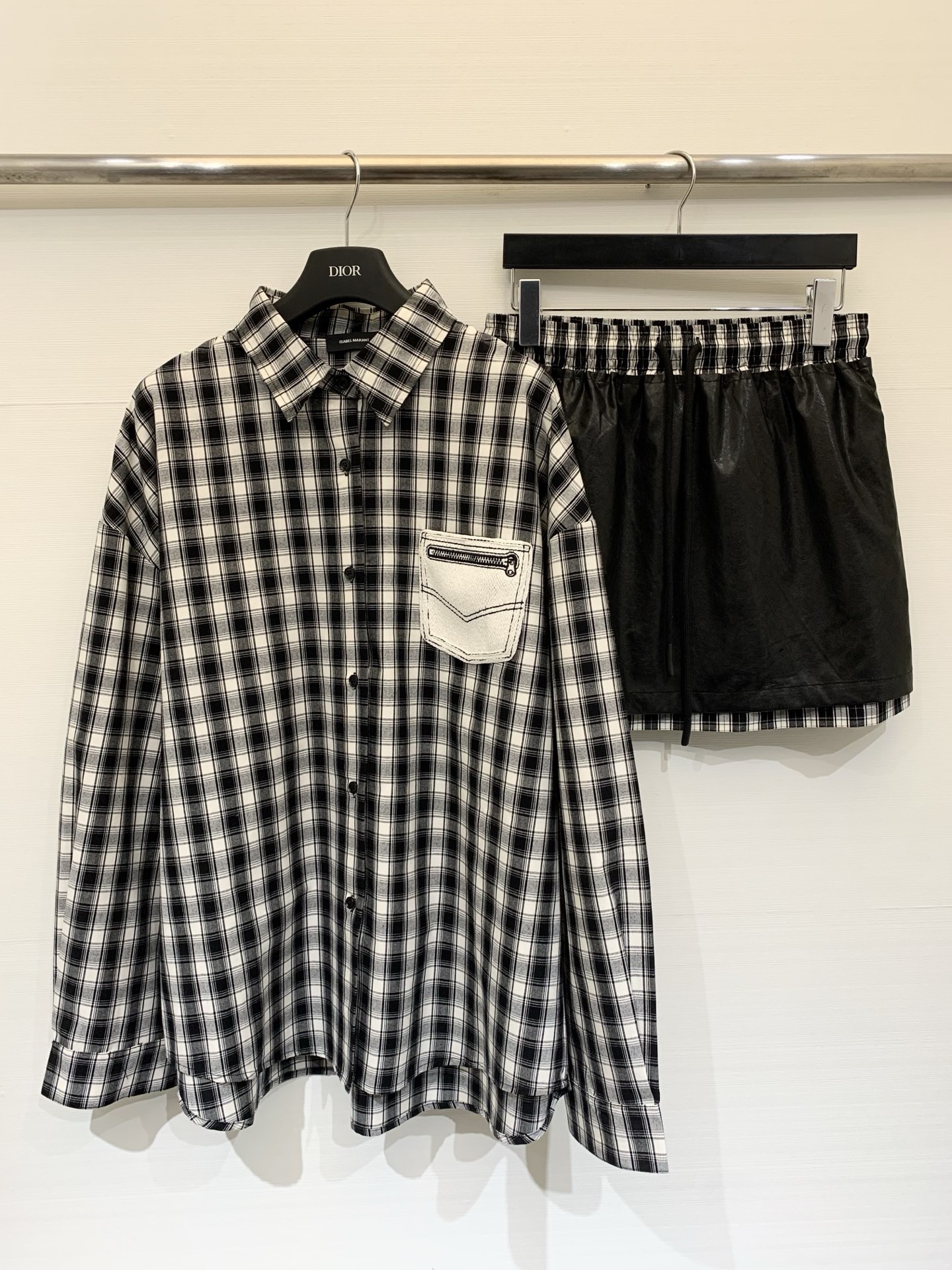 NO:737522,Isabel Marant 26 spring and summer new series black and white plaid printed zipper pocket loose long-sleeved shirt, American retro and street style combination, the classic black and white plaid has a casual atmosphere, can be paired with short leather skirts of the same series, the loose silhouette creates a lazy layering effect Size SM, skirts, shirts,19860909IsabelMarant 26春夏新款 系列款 黑白格纹印花拉链口袋宽松长袖衬衫,美式复古与街头感结合,经典黑白格纹自带随性氛围,可搭配同系列短皮裙,宽松廓形打造慵懒叠穿效果 码数SM,,skirts,shirts,,Women's clothing