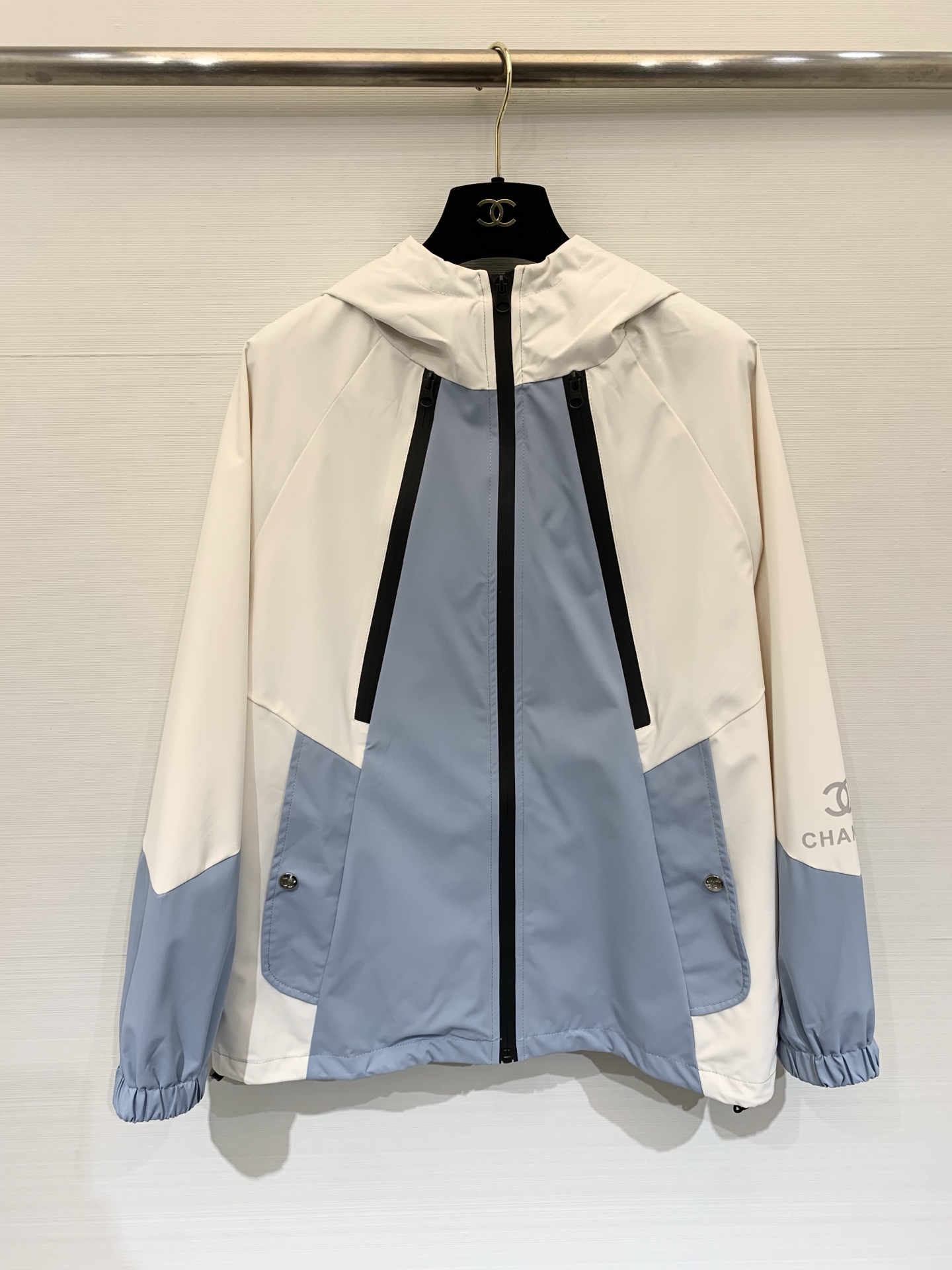 NO:737529,CHANEL 26 new spring and summer style, vintage color-blocked zippered hooded jacket, a clever fusion of classic aesthetics and outdoor functional style, with contrasting splicing of light mist blue and milky white. The hooded design takes into account both practicality and style. The drawstring details hide exquisite ingenuity. The high-density windproof fabric is light and crisp, which can not only resist the cool morning breeze of early spring, but also adapt to the diverse scenes of daily commuting and leisure travel. Size SML,,chanel,jackets & coats,hats,19860909CHANEL 26春夏新款 中古拼色拉链连帽外套 经典美学与户外机能风巧妙融合,浅雾蓝与奶白的撞色拼接,连帽设计兼顾实用性与造型感,抽绳细节暗藏精致巧思,高密防风面料轻盈挺括,既能抵御早春的微凉晨风,又能适配日常通勤与休闲出行的多元场景 码数SML,,chanel,jackets & coats,hats,,Women's clothing