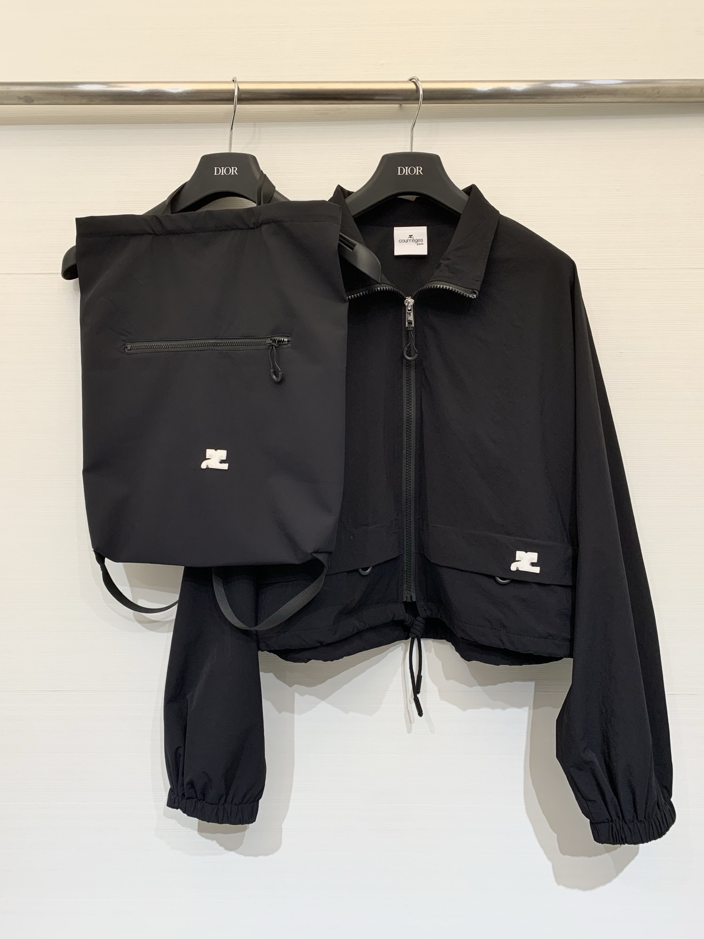 NO:737507,Courrèges 26 new spring and summer short jacket + drawstring tote bag set from the same series, which combines minimalist futuristic style with functionality. It is made of light and windproof nylon fabric with a natural drape. The short version with loose and dropped shoulders effectively optimizes the body proportions and creates a 'short on top and long on the bottom' effect. Three-color SML P,, totes, jackets & coats,19860909Courrèges 26春夏新款 短款夹克+同系列抽绳托特包套装,极简未来感与功能性结合,采用轻薄防风的尼龙面料,带有自然的垂坠感；宽松落肩的短款版型,有效优化身材比例,打造“上短下长”的显高效果 三色SML P,,totes,jackets & coats,,Women's clothing