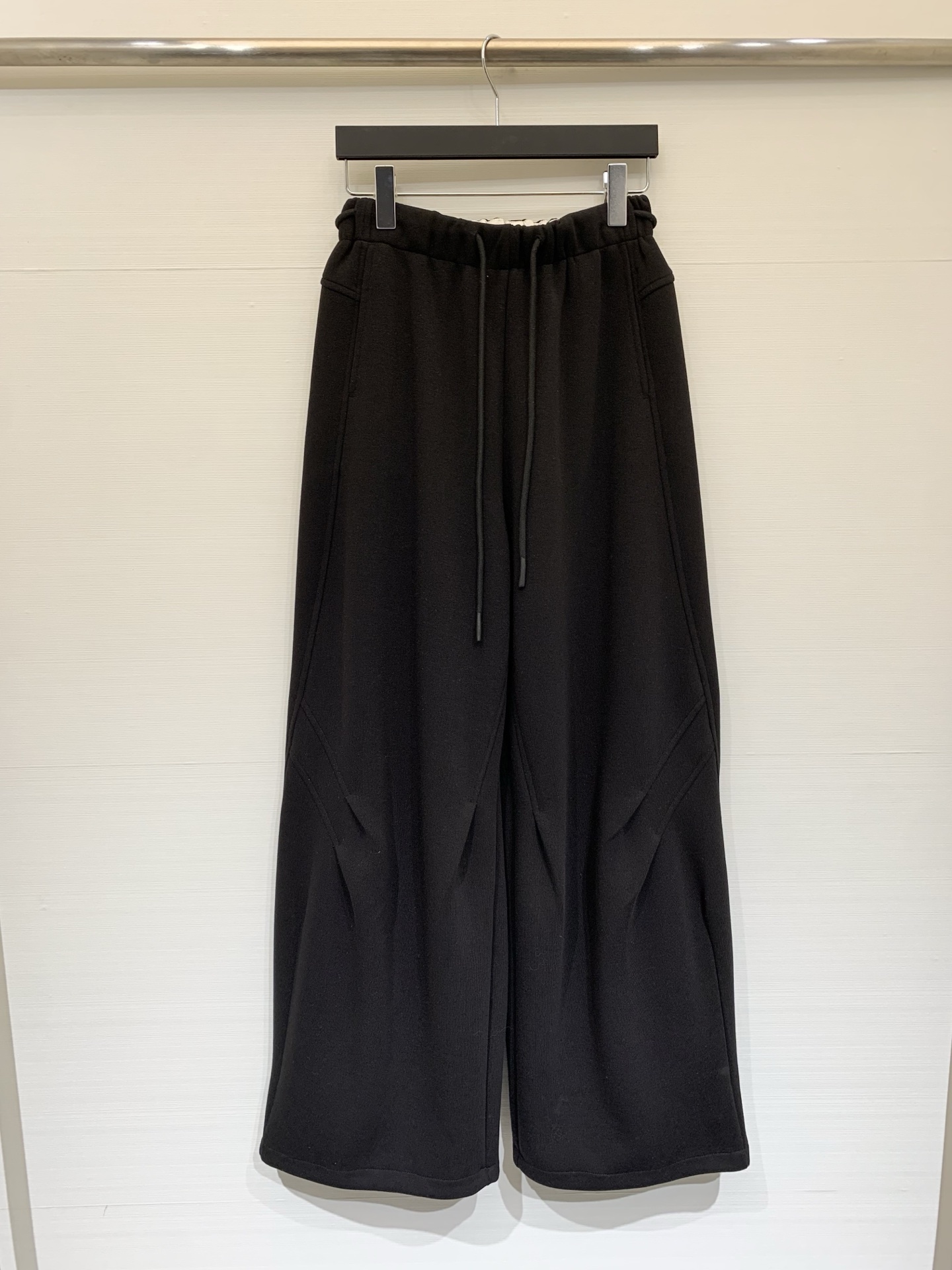 NO:739200,Acnestudios 26 spring and summer new style three-dimensional cut wide-leg sweatpants, thick and soft texture, high-waisted wide-leg tailoring, with structural pleats and dividing line design on both sides of the trousers, breaking the monotony of traditional sweatpants, visually more layered and designed Two-color sml,,acne studios,dior,19860909Acnestudios 26春夏新款 立体剪裁阔腿卫裤,质地厚实柔软,高腰阔腿剪裁,裤身两侧带有结构性褶皱与分割线设计,打破传统卫裤的单调感,视觉上更具层次与设计感 两色sml,,acne studios,dior,,Women's clothing