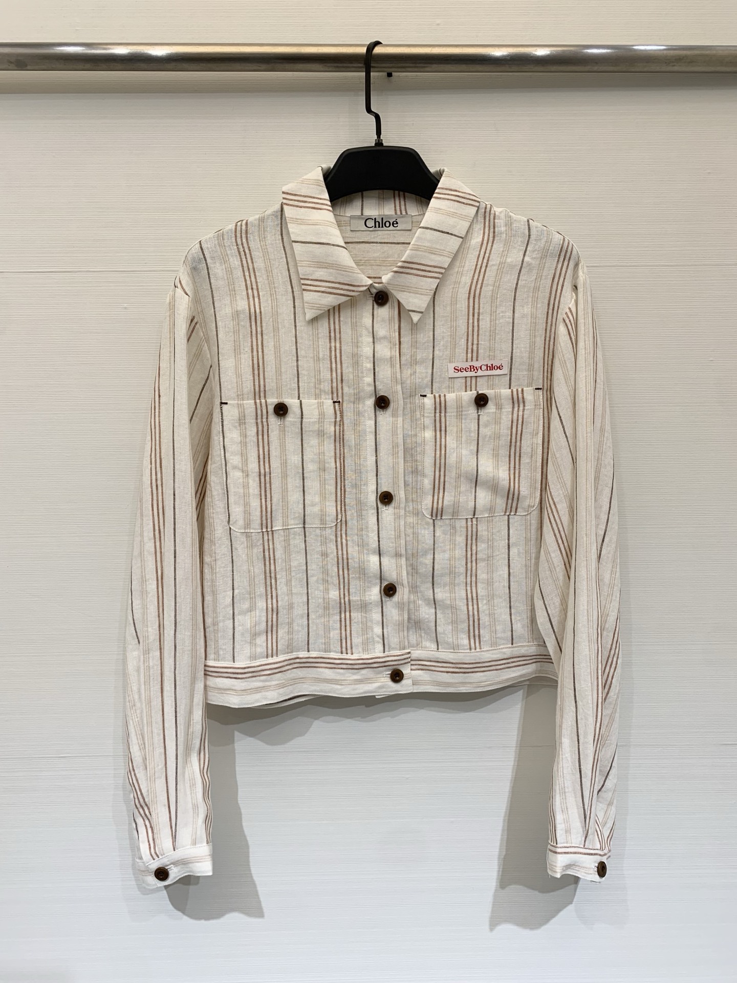 NO:737867,Chloé 26 spring and summer new style striped short linen shirt, linen fabric, a fusion of French resort style and casual workwear, with a relaxed and refined atmosphere. The length just falls on the waistline, effectively optimizing the body proportions, making you appear taller and neater. There is a red 'SeeByChloé' embroidered label on the left chest, low-key highlighting the brand identity. Code number sml,,chloe,19860909Chloé 26春夏新款 条纹短款亚麻衬衣,亚麻面料,法式度假风与休闲工装感的融合,自带松弛又精致的氛围,衣长刚好落在腰线位置,有效优化身材比例,显高又利落,左胸位置有红色的“SeeByChloé”刺绣标签,低调彰显品牌身份 码数sml,,chloe,,Women's clothing