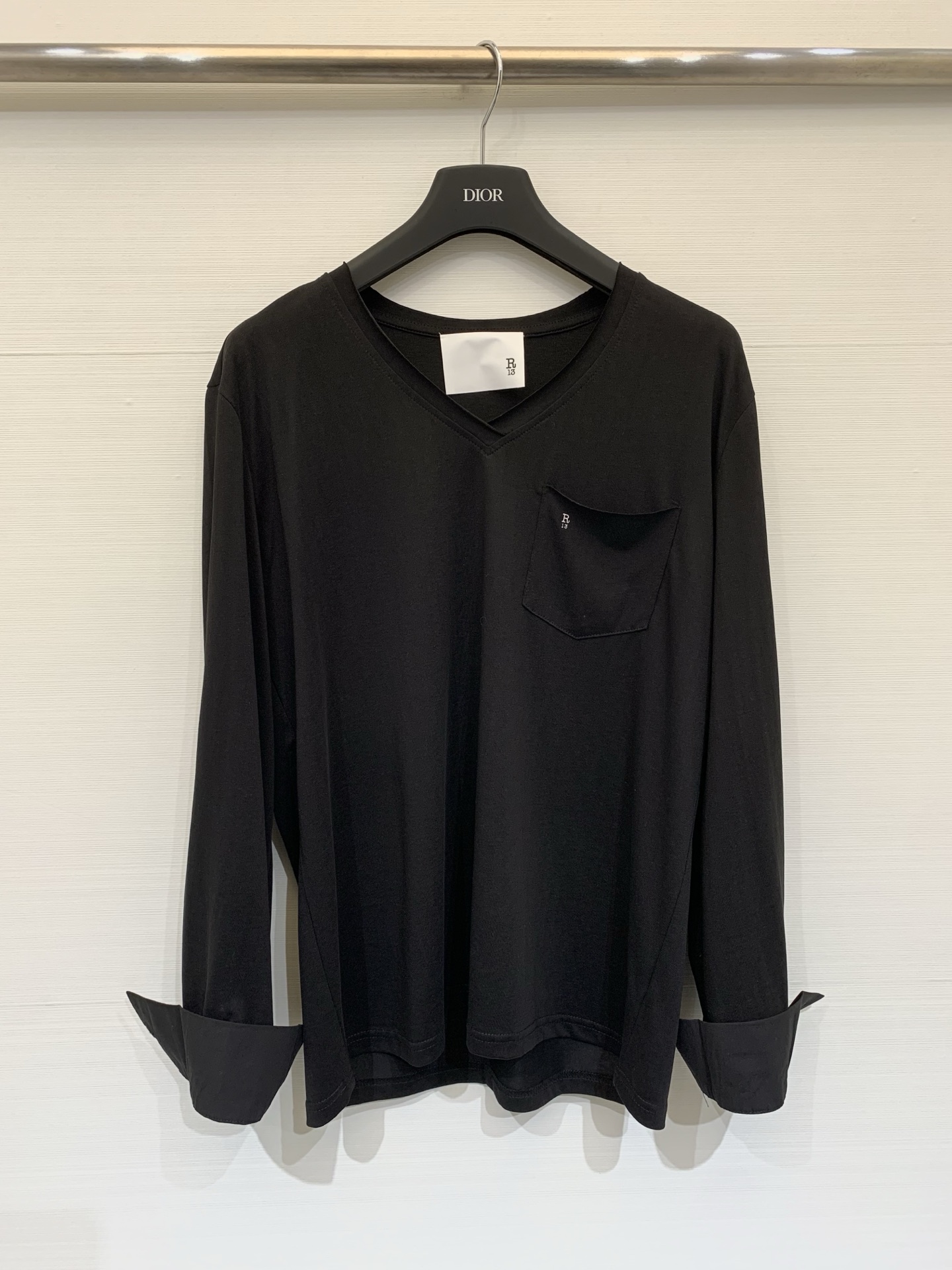 NO:737870,R13 26 new spring and summer V-neck long-sleeved T-shirt. Pocket R13 small print stitching and turned-sleeve design. Minimalist and relaxed feeling. Comfortable and high-end. Loose off-shoulder version. Highly tolerant to the body. Creates a lazy and casual atmosphere. Three-color SML, tees, t-shirt,19860909R13 26春夏新款 V领长袖T恤 口袋R13小字印花拼接翻袖设计 极简松弛感 兼具舒适与高级感 宽松落肩版型 对身材包容度高 营造慵懒随性的氛围 三色SML,,tees，t-shirt,,Women's clothing